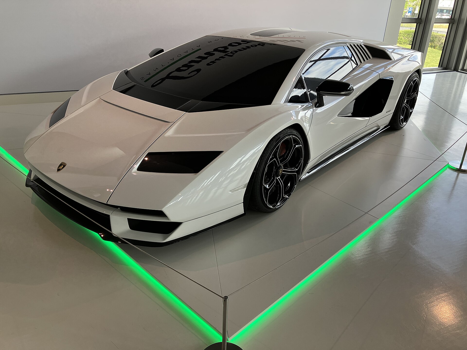 Lamborghini Countach LPI 800-4 front view