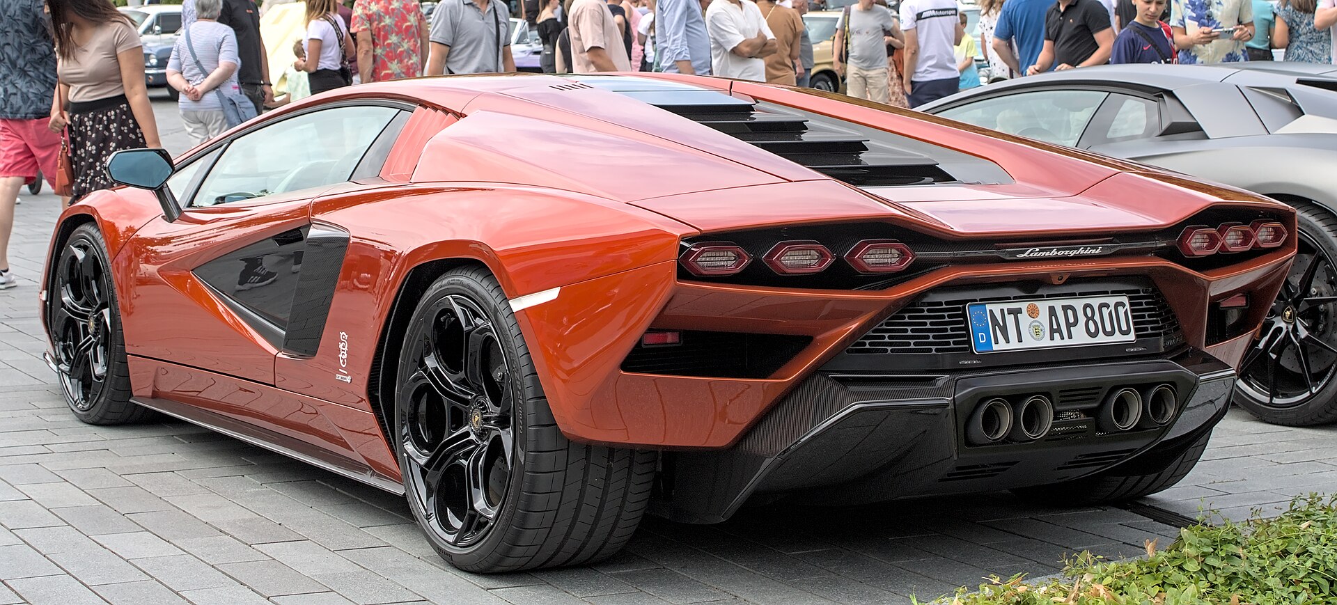 Lamborghini Countach LPI 800-4 side view