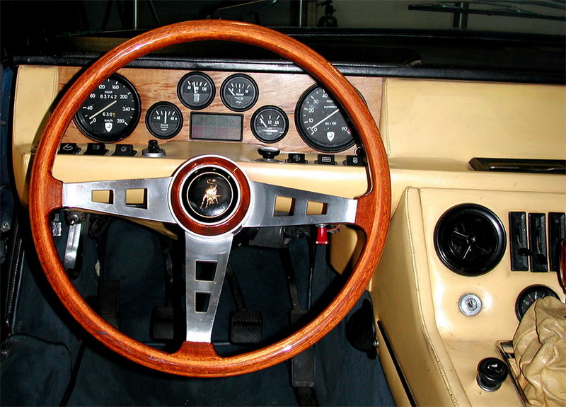 Lamborghini Jarama dashboard and seats