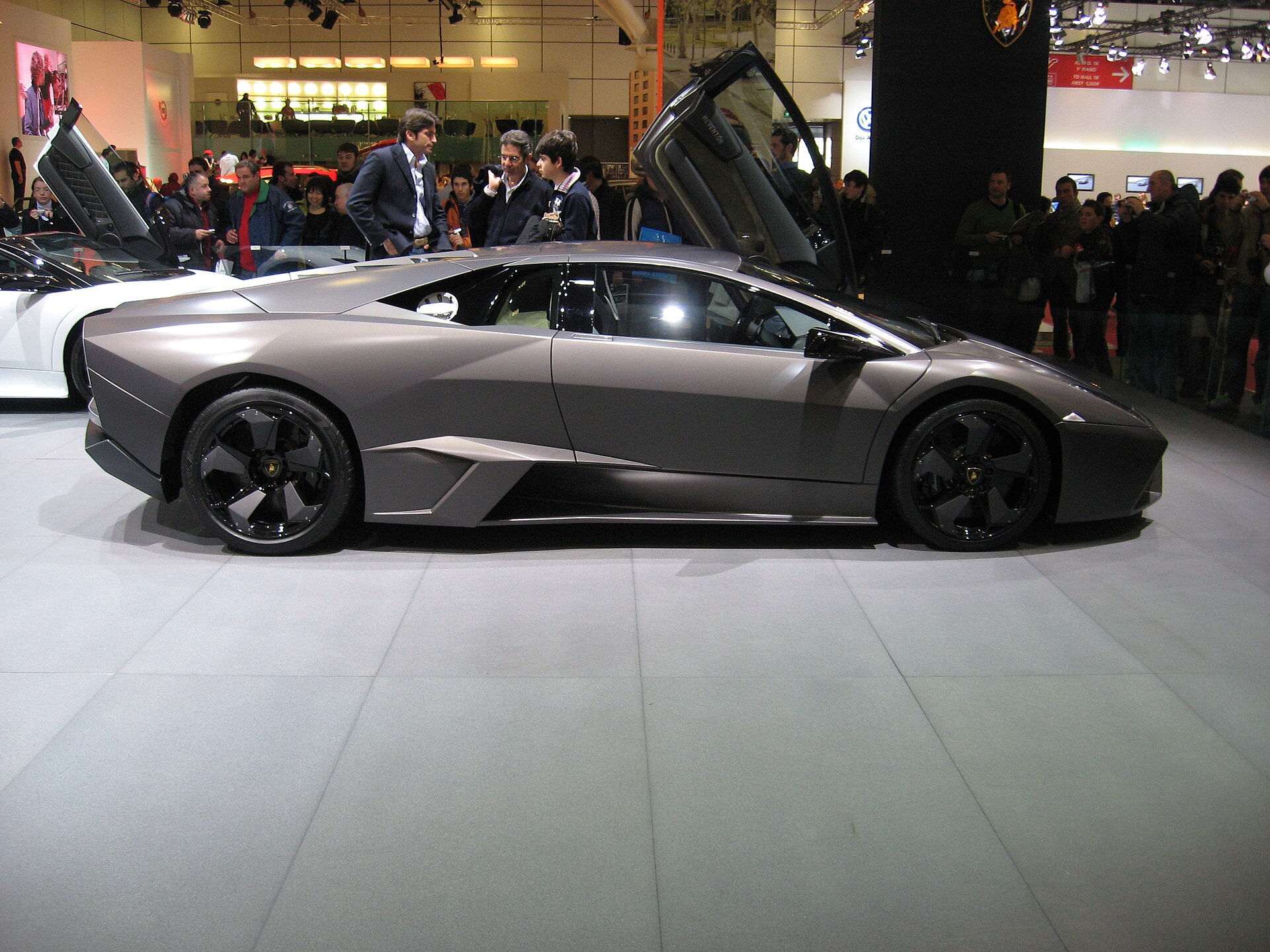 Lamborghini Reventón side view