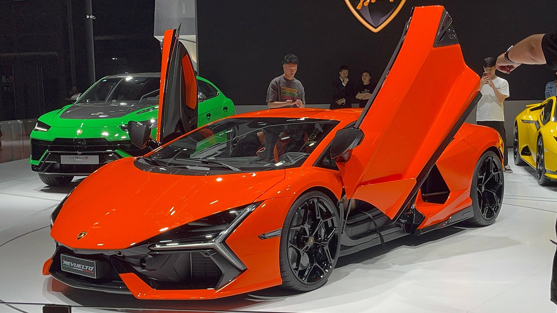 Lamborghini Revuelto side view