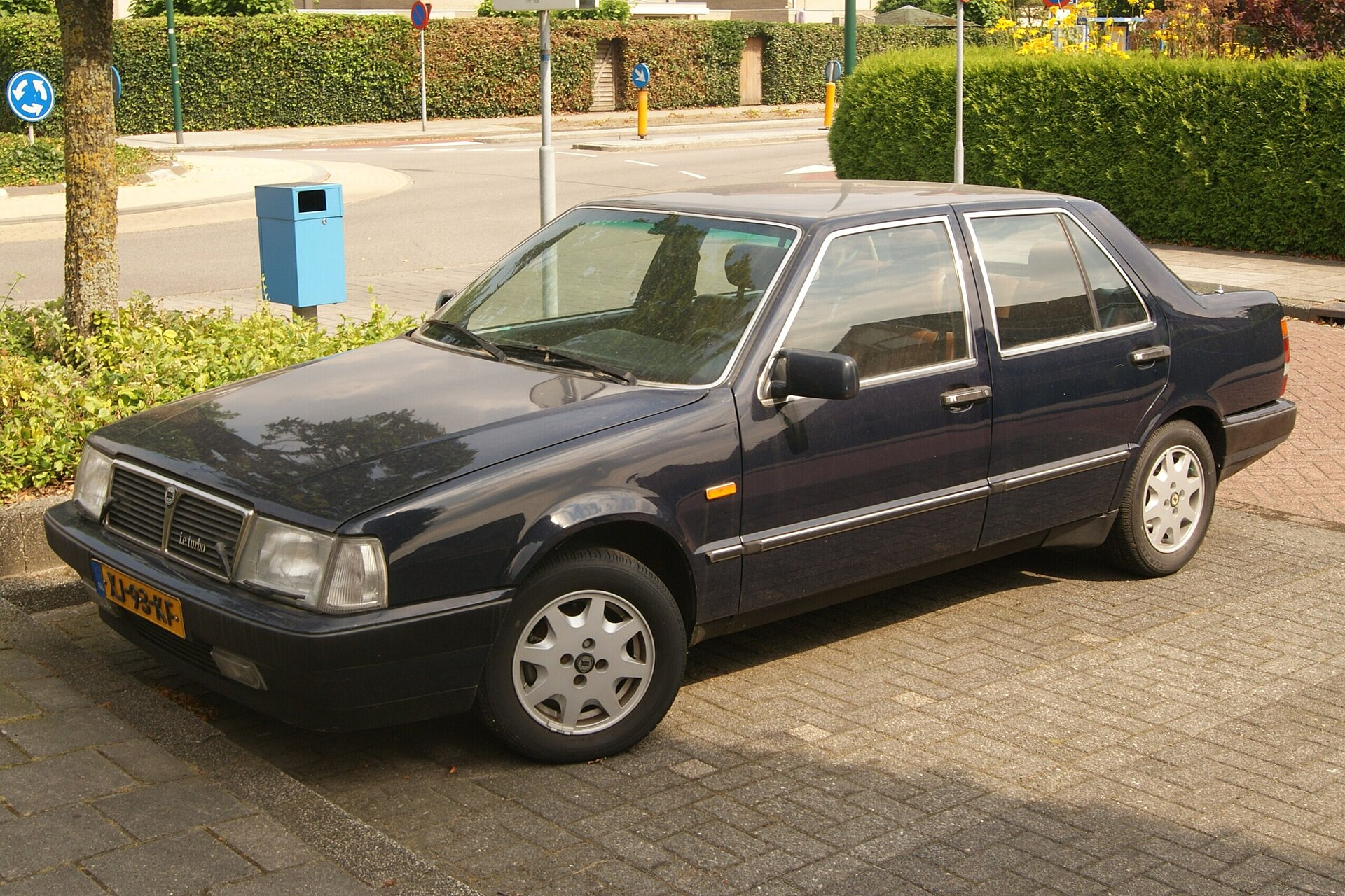 Lancia Thema: Giugiaro's Executive Saloon and the Ferrari 8.32