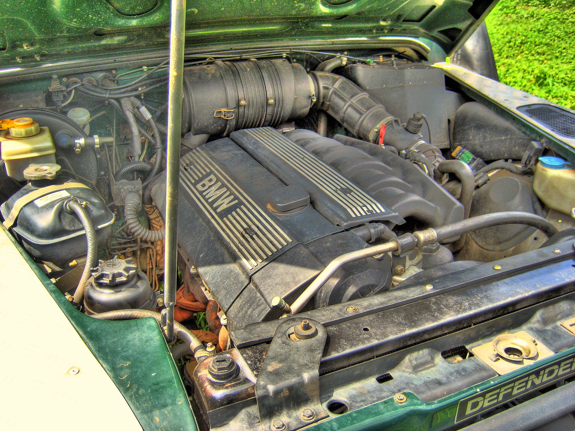 Engine bay of a Land Rover Defender 2.8i with a straight-six petrol engine