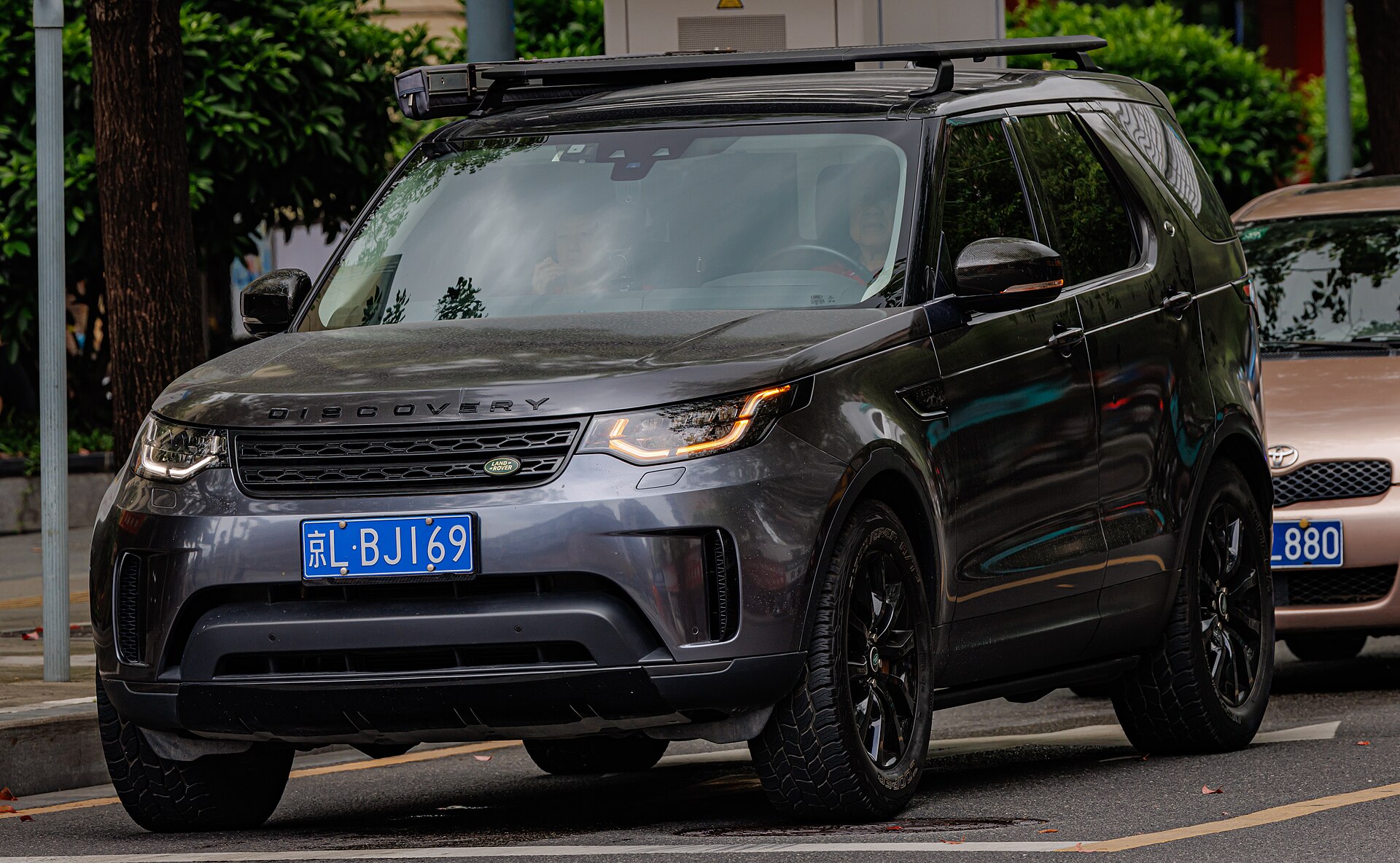Land Rover Discovery 5 L462, front three-quarter view