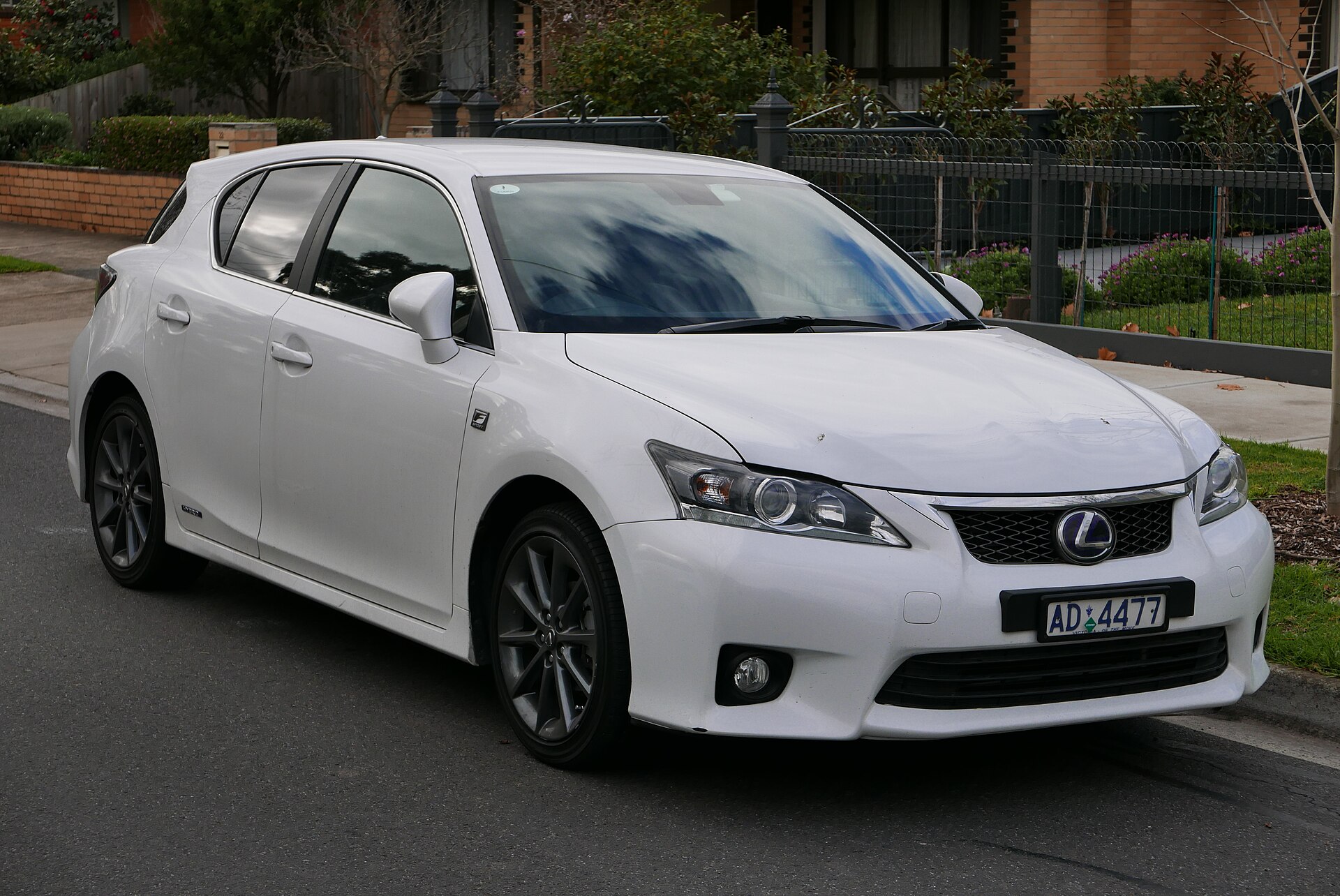 Lexus CT 200h F Sport, front three-quarter view