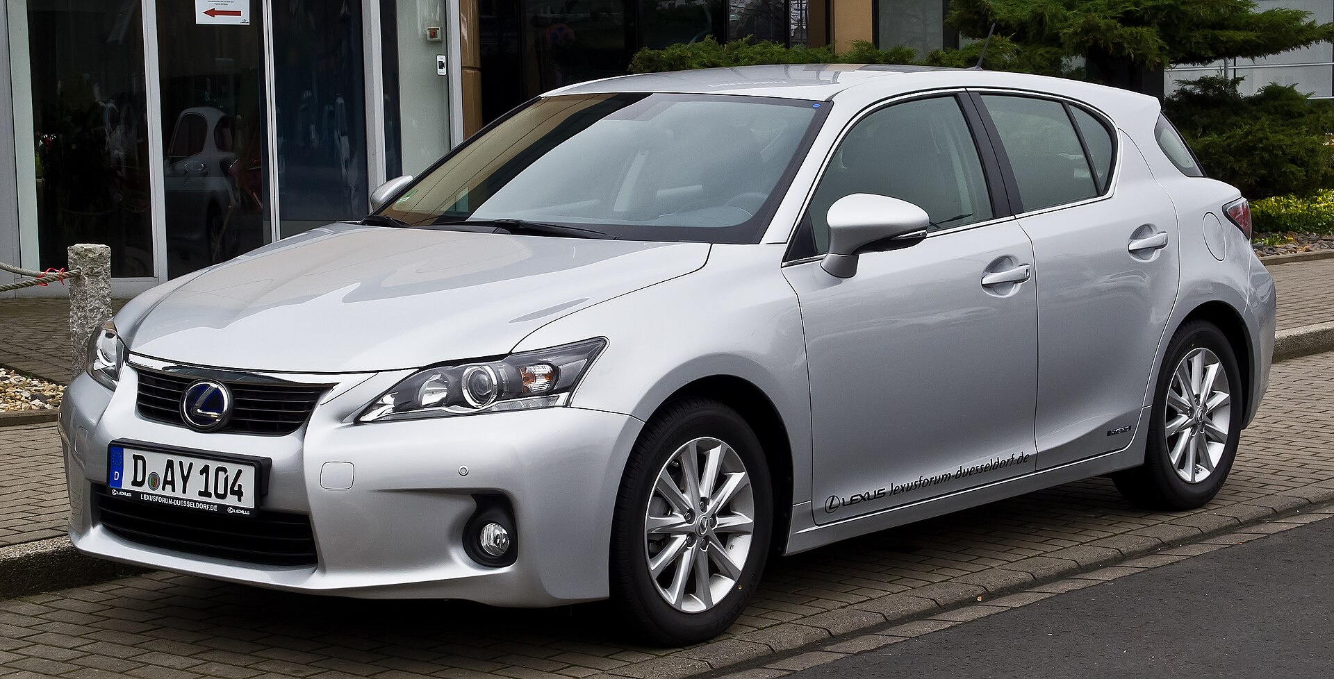 Original Lexus CT 200h, front three-quarter view