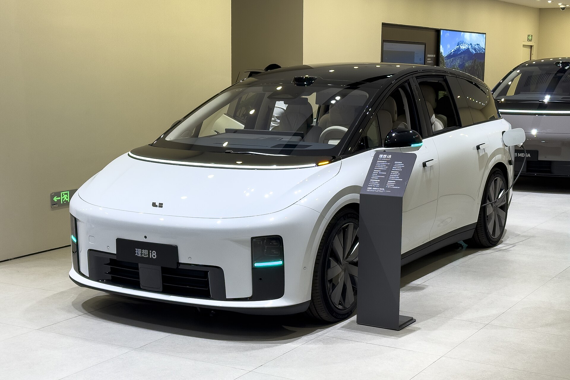 Li Auto i8 electric SUV on a city street