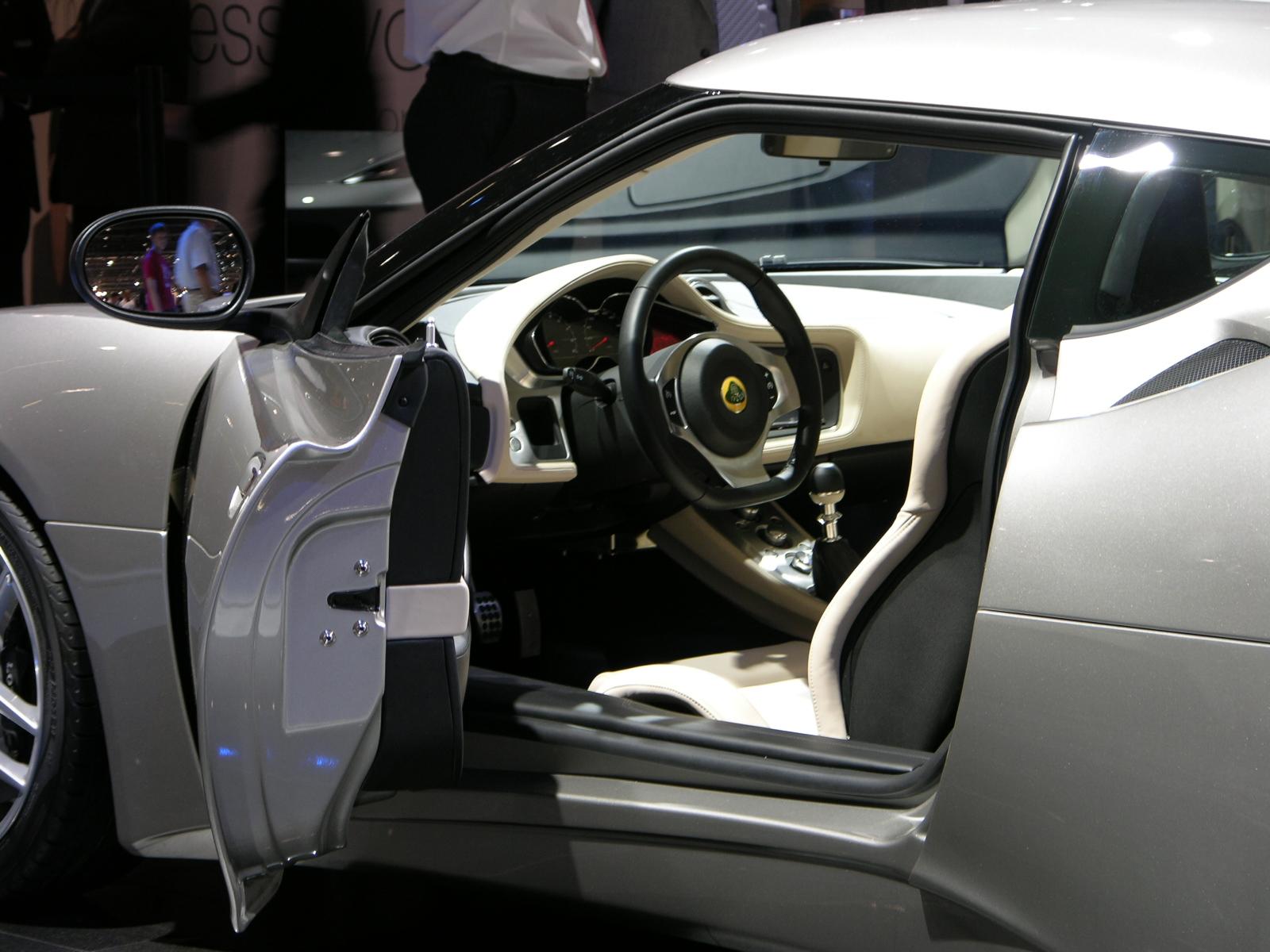 Lotus Evora interior and dashboard