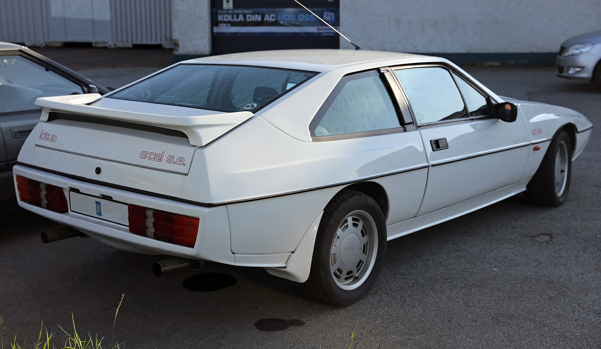 Lotus Excel S.E. rear view
