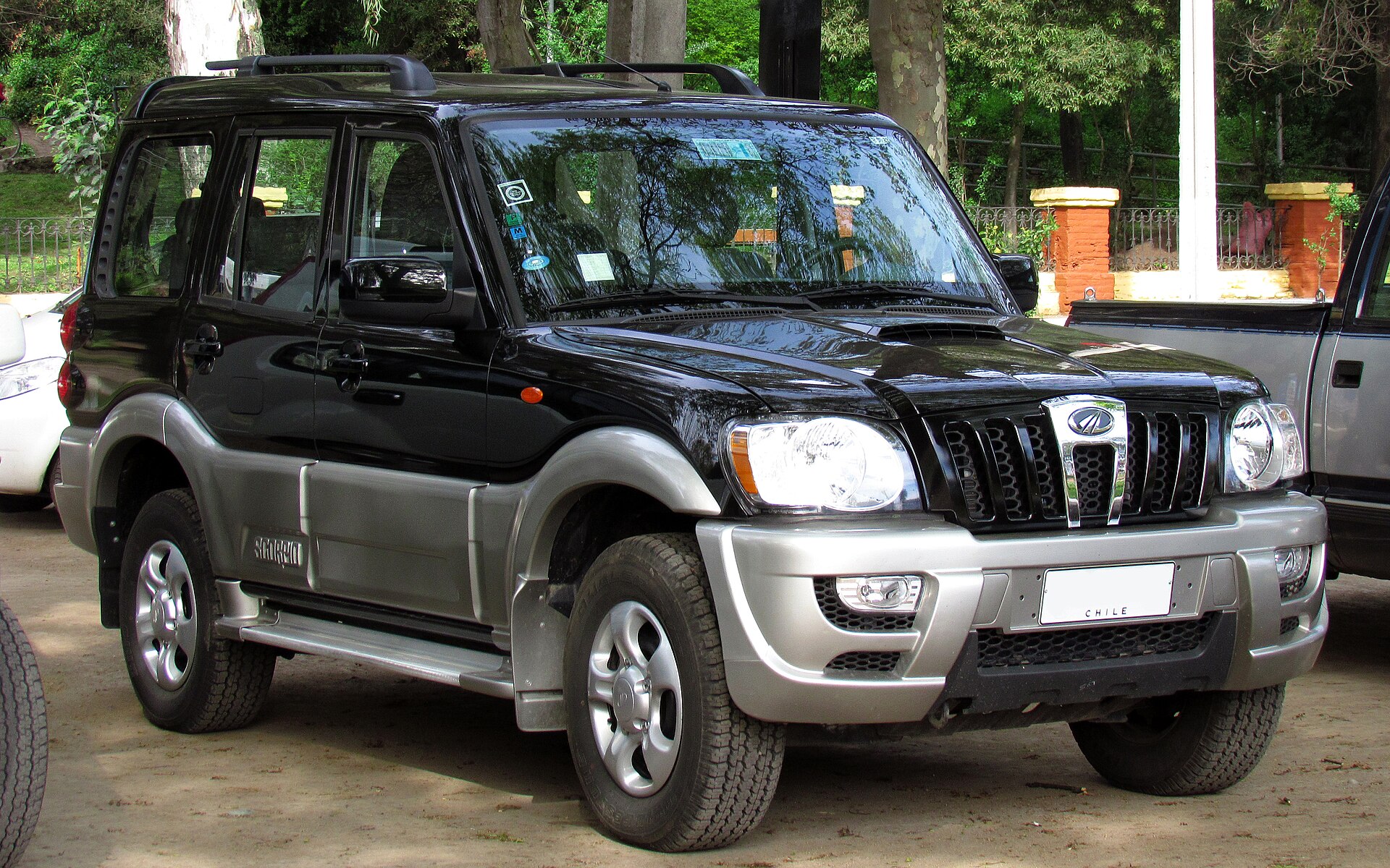 Silver Mahindra Scorpio GLX SUV from 2011