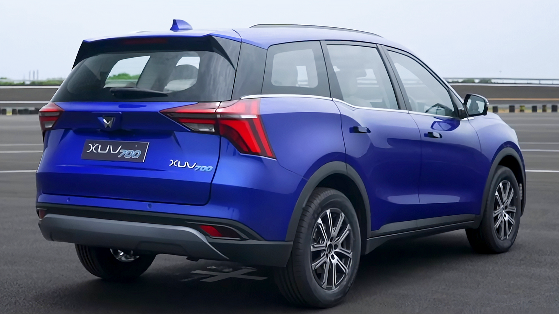 Mahindra XUV700 SUV, rear three-quarter view