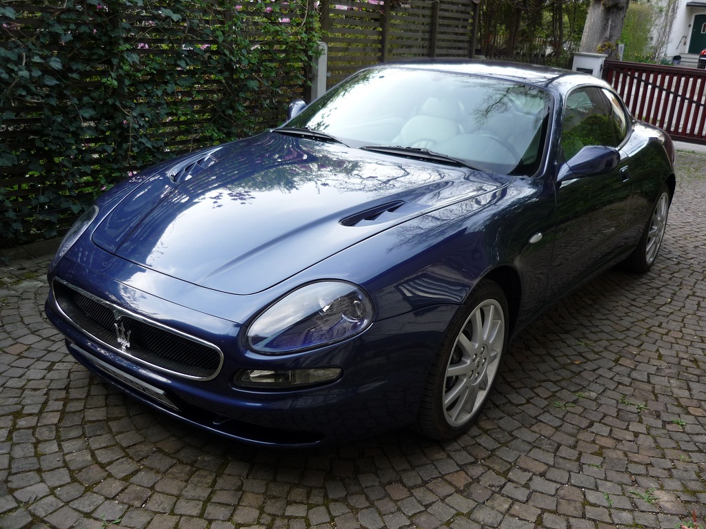 Blue Maserati 3200 GT front view