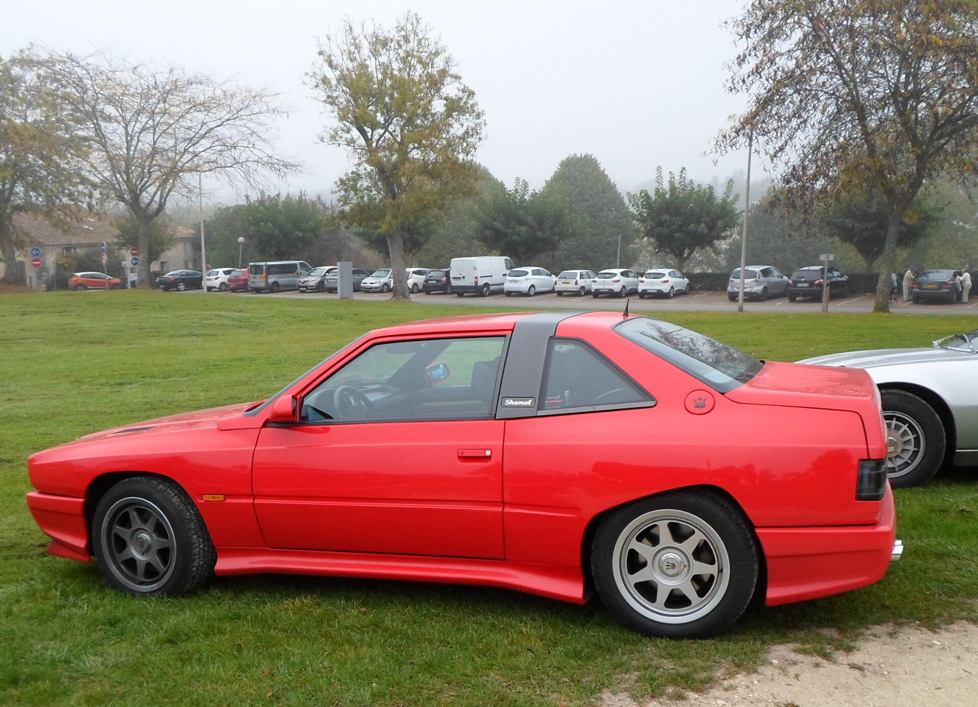 Maserati Shamal side view with black roll-bar pillar