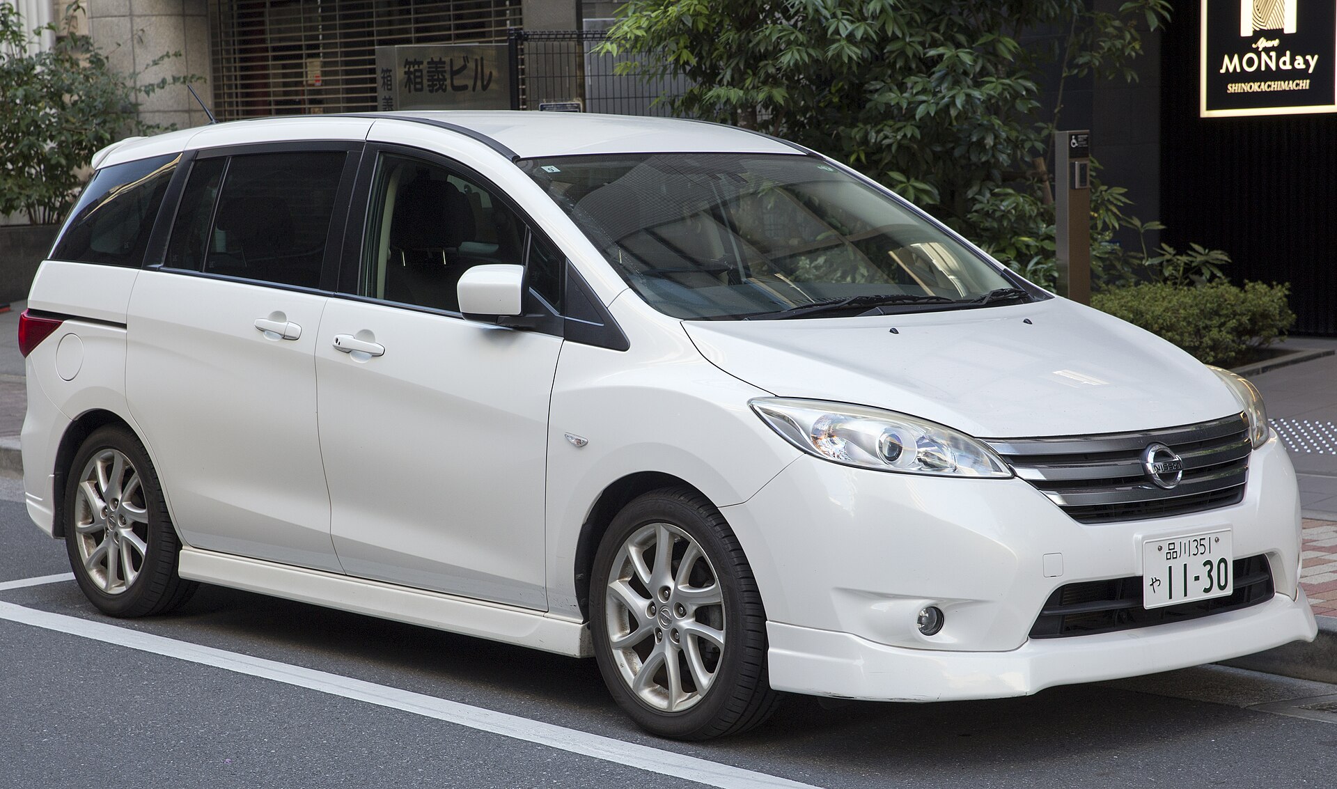 White Nissan Lafesta Highway Star, front three-quarter view