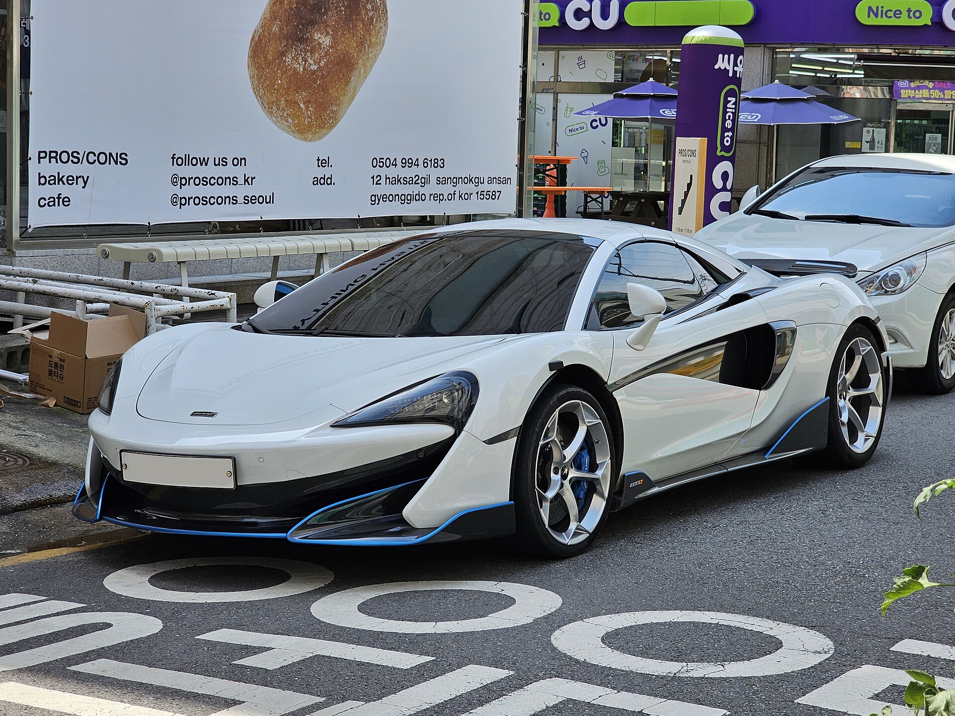McLaren 600LT Spider side view