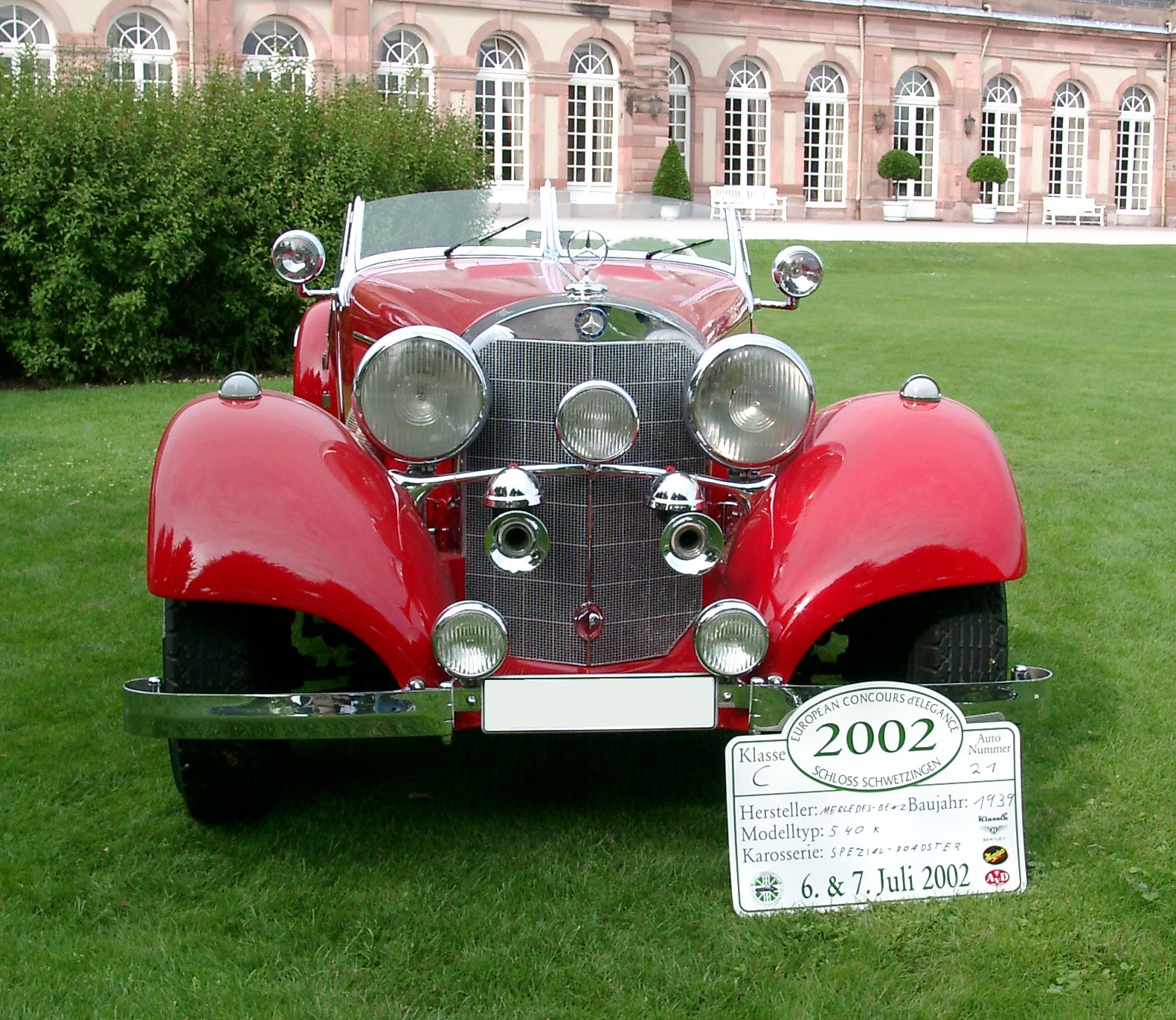Front of a Mercedes-Benz 540K with tall radiator grille