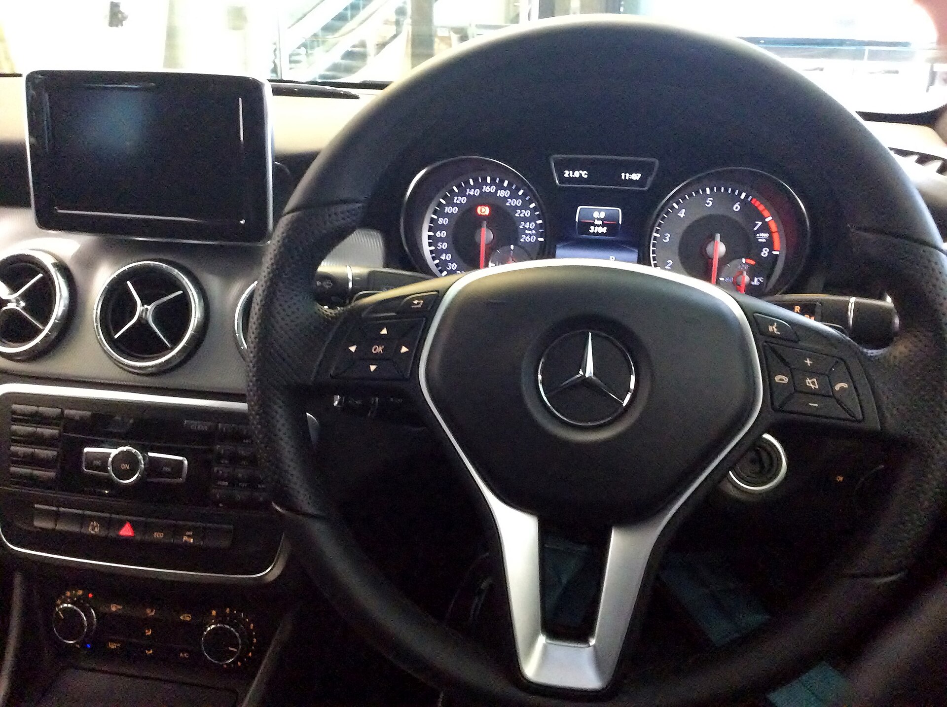 Dashboard and front seats of the Mercedes-Benz CLA 180 C117