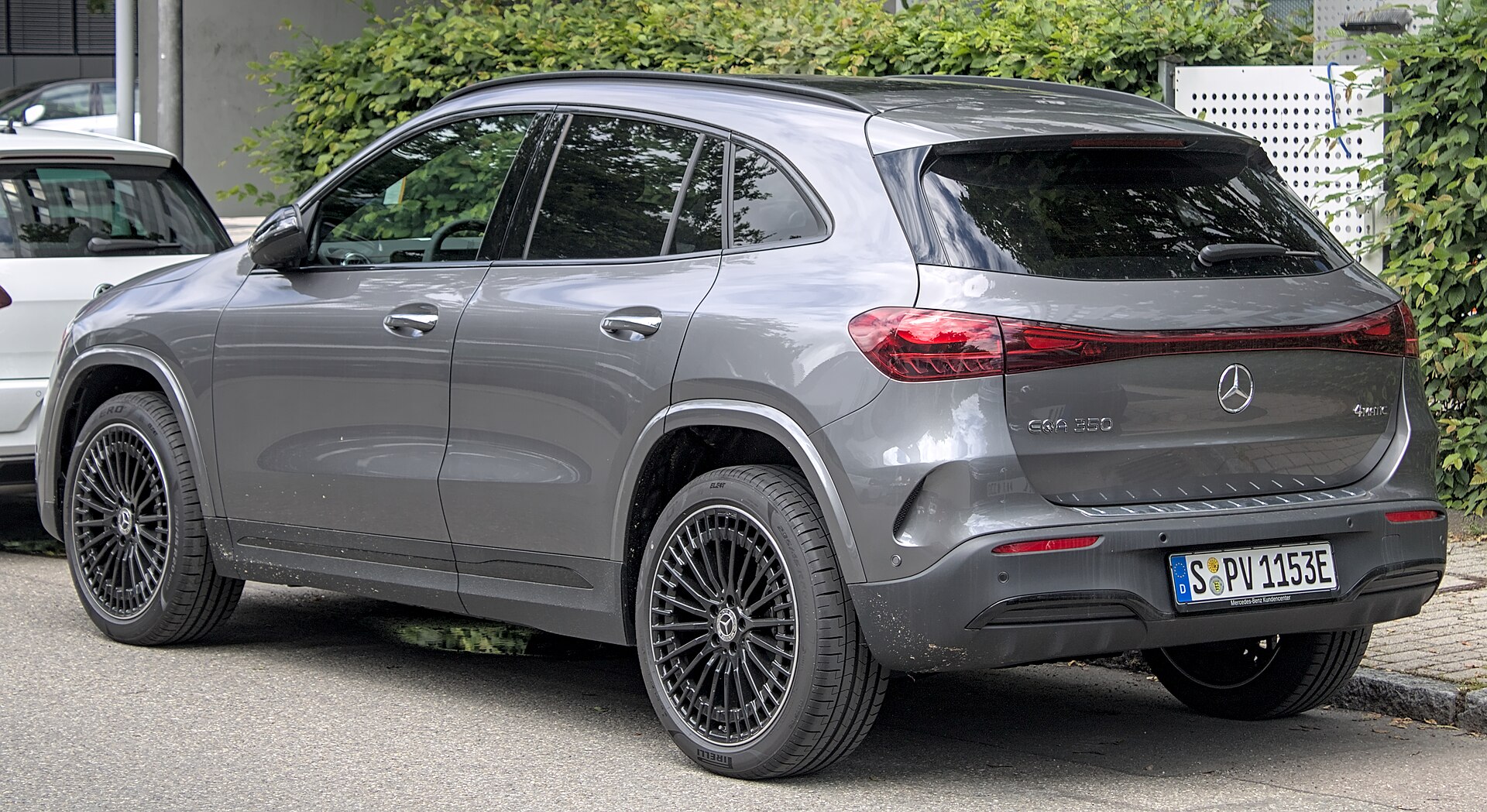Mercedes-Benz EQA facelift, front three-quarter view