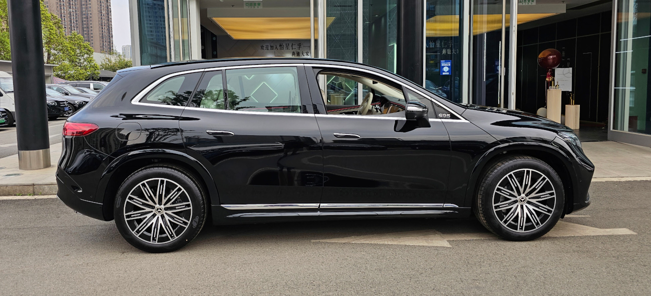 Mercedes-Benz EQS SUV in China, exterior view