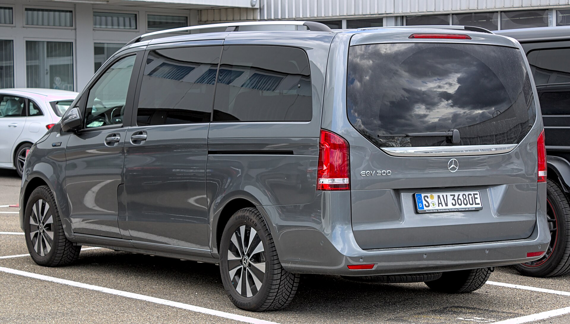 Mercedes-Benz EQV 300, exterior view from the side