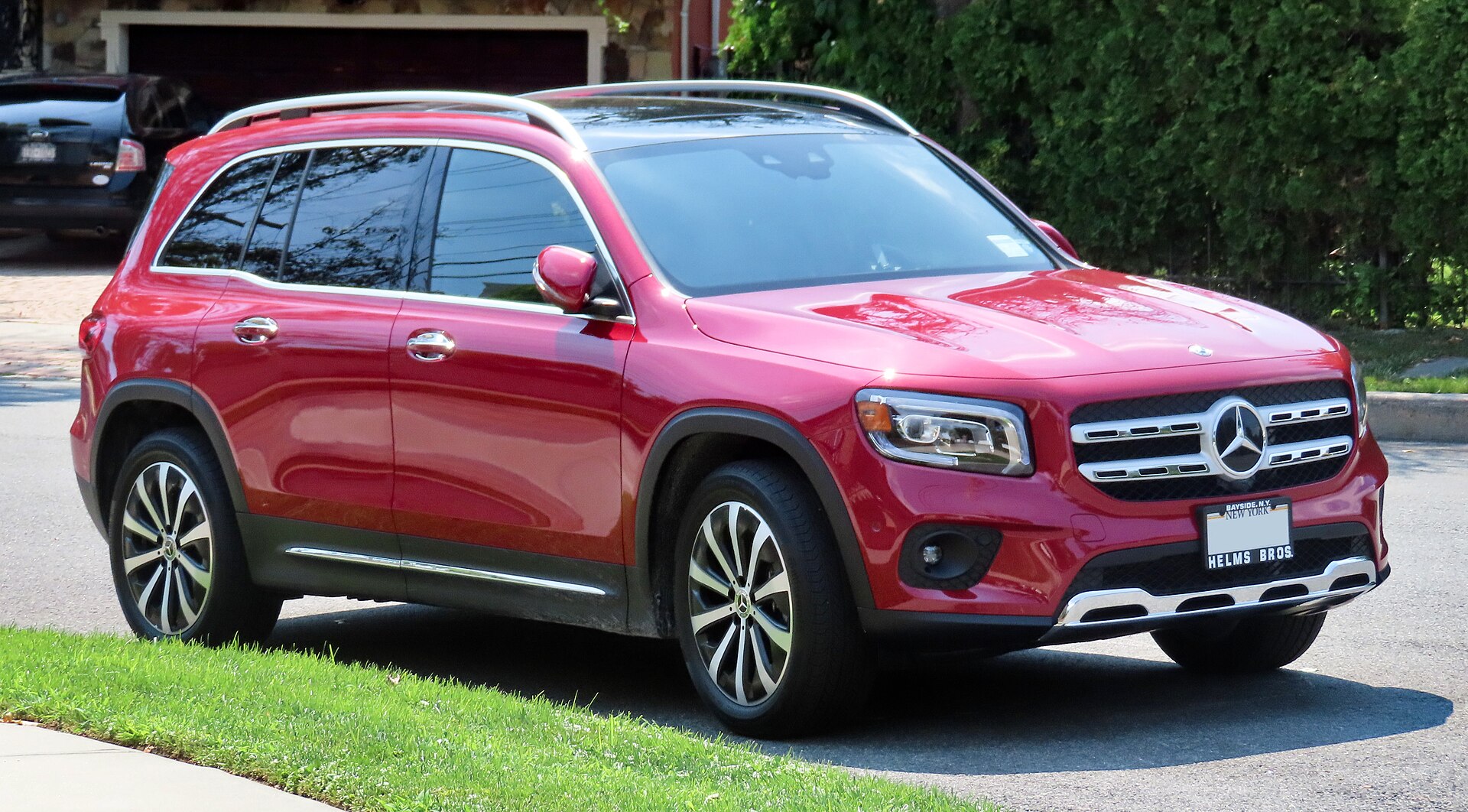 Mercedes-Benz GLB 250 4MATIC, front view