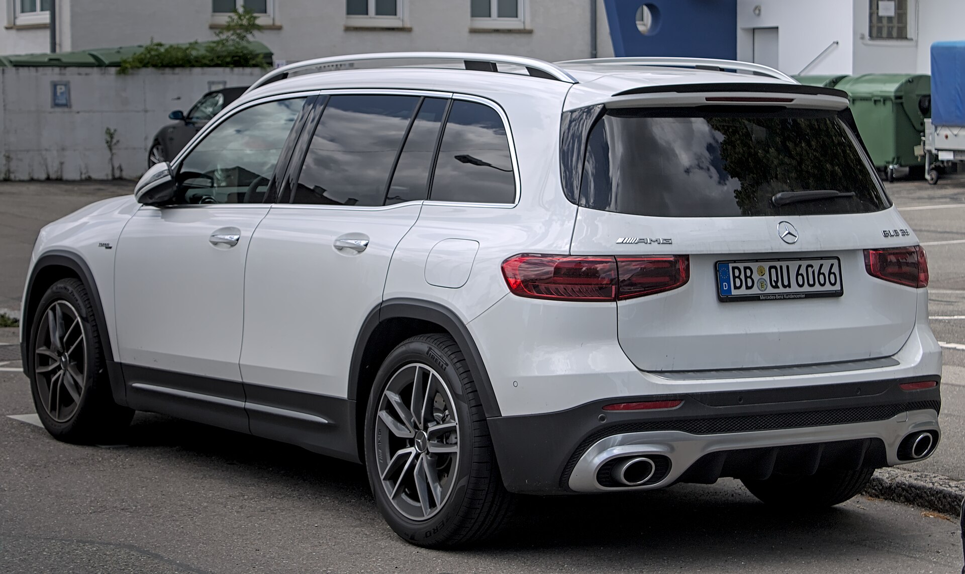 Mercedes-AMG GLB 35 4MATIC, front three-quarter view
