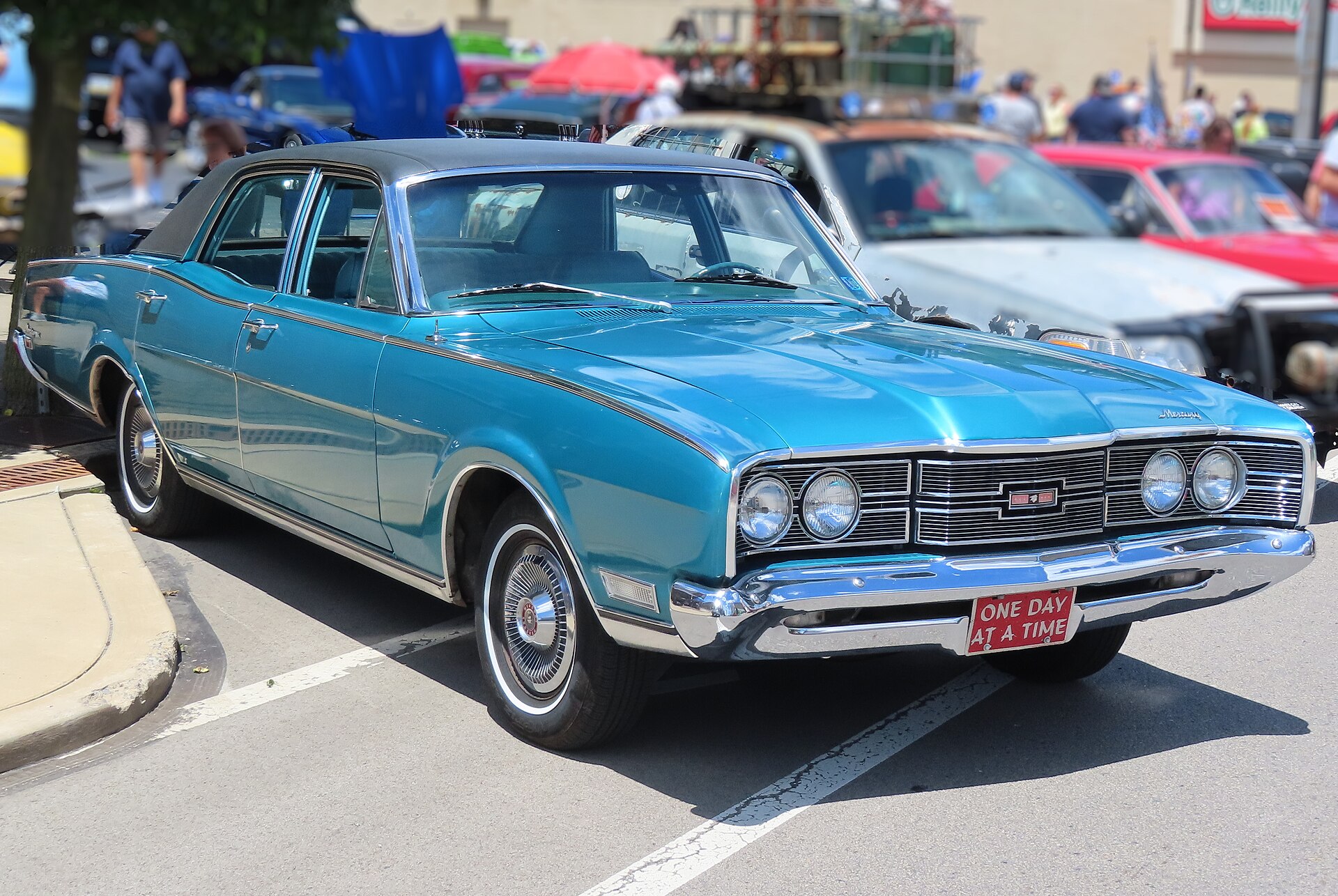 1969 Mercury Montego MX sedan, front right view