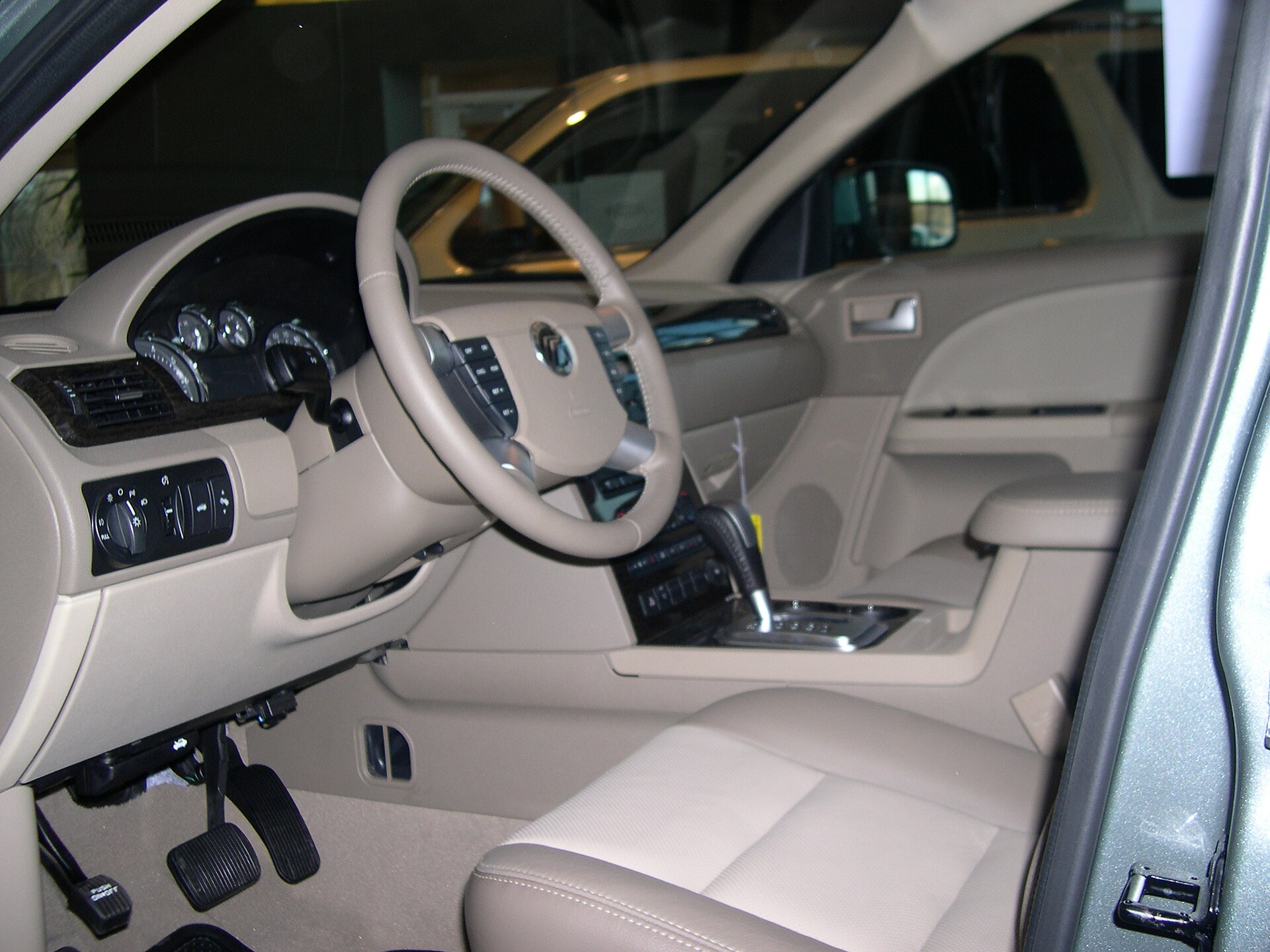 Dashboard and front seats of a 2006 Mercury Montego