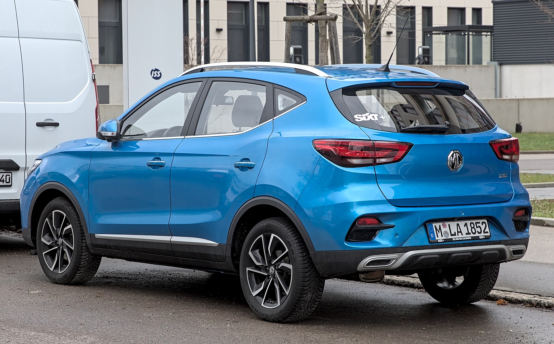 First-generation MG ZS facelift, front three-quarter view