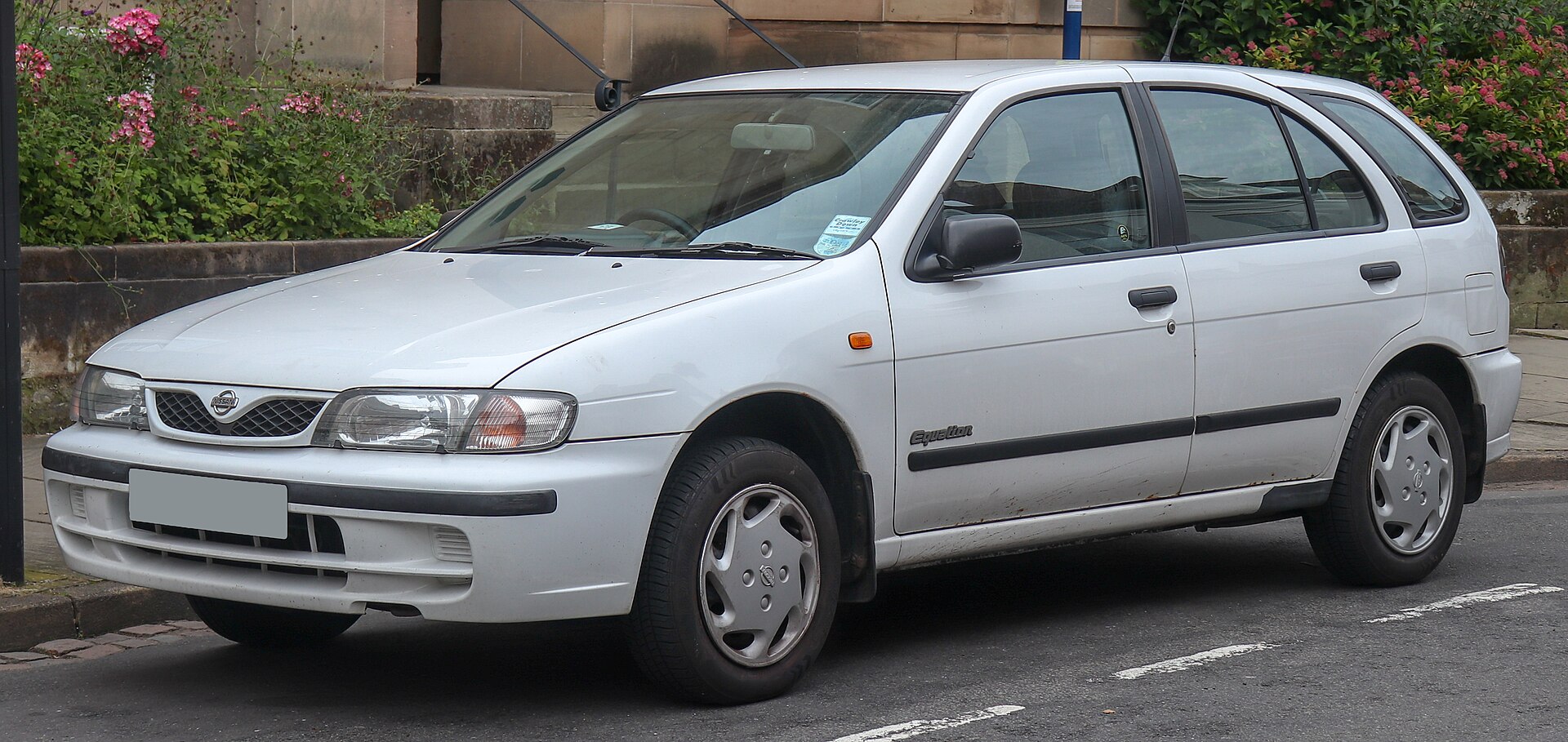 Nissan Almera N15 facelift hatchback