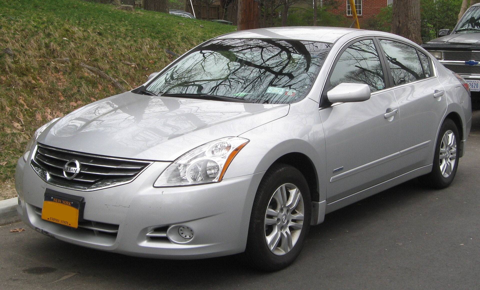 Nissan Altima Hybrid saloon