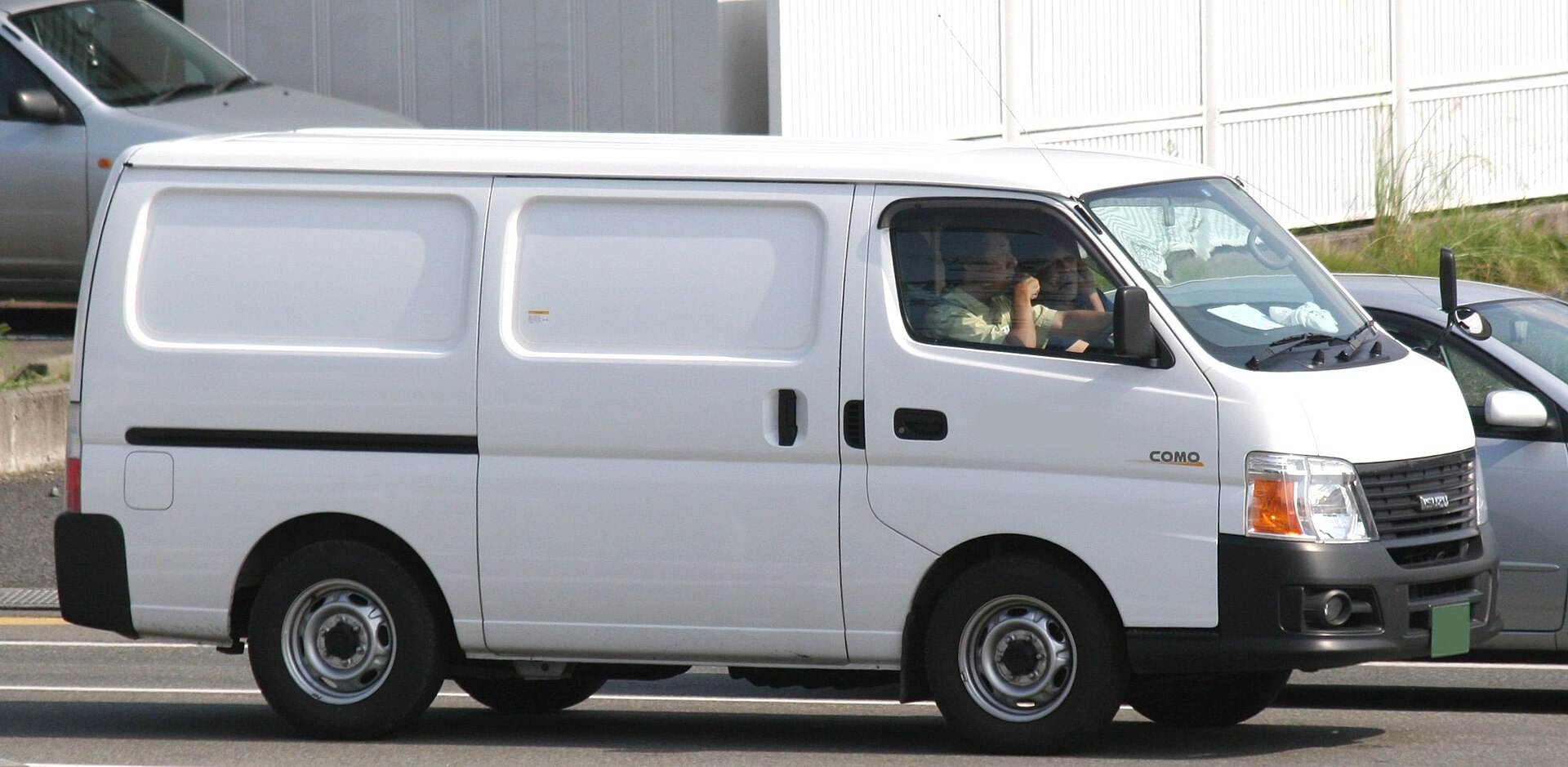 Isuzu Como panel van based on the Nissan Caravan E25