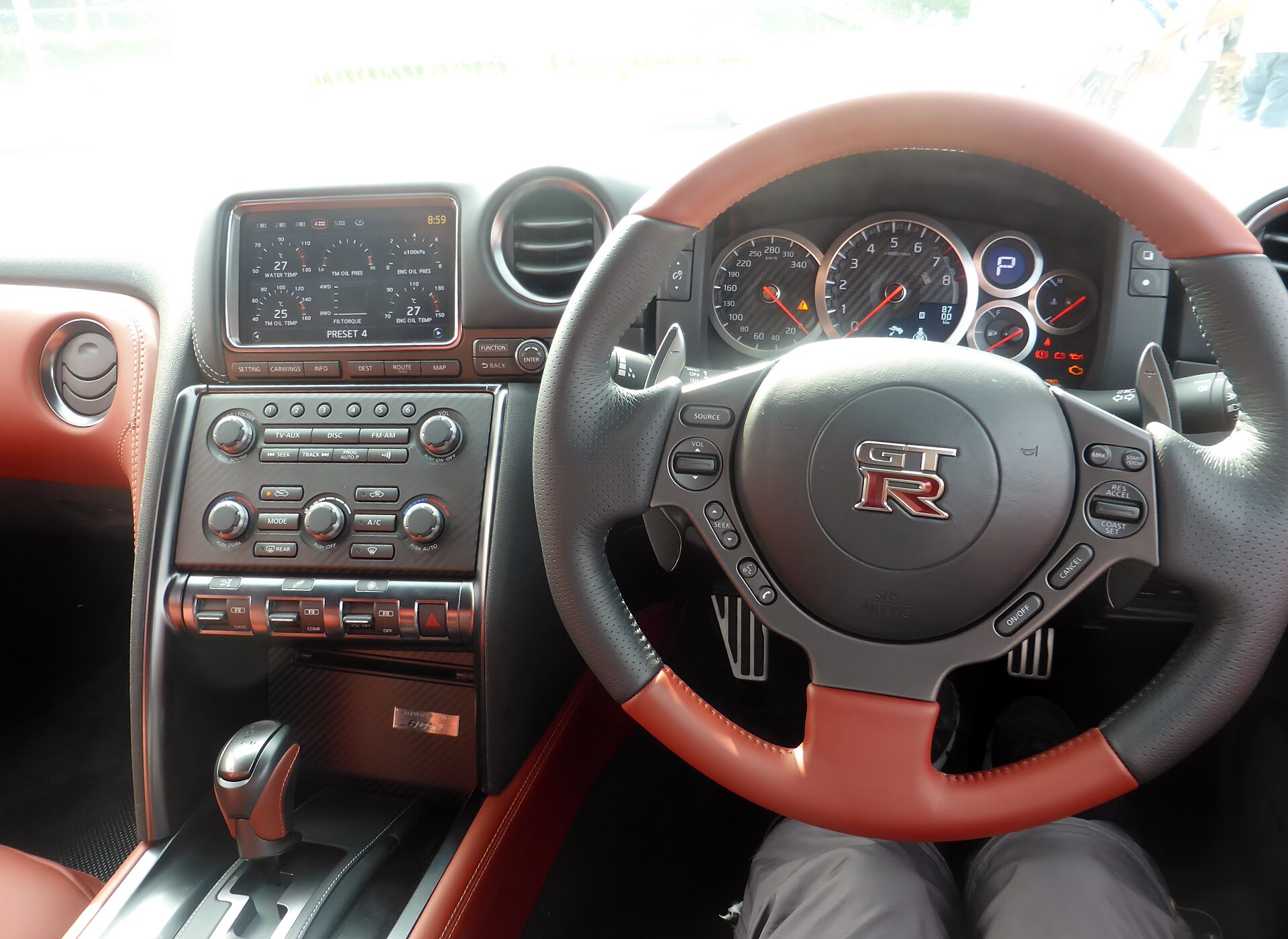 Dashboard and front seats of a 2014 Nissan GT-R