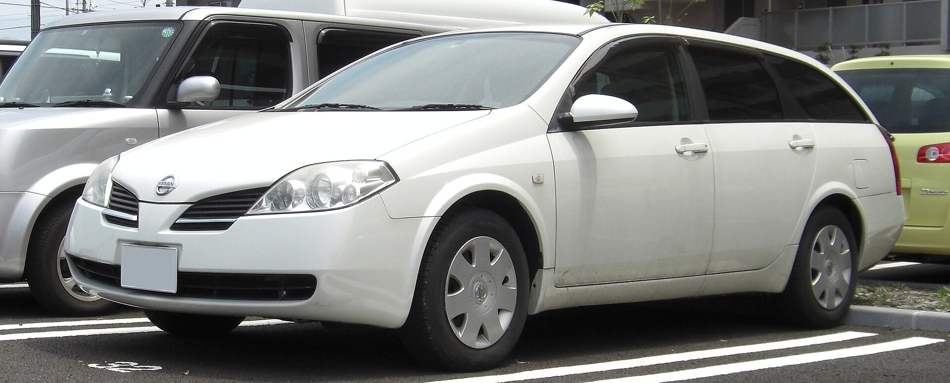 Nissan Primera P12 wagon, front three-quarter view