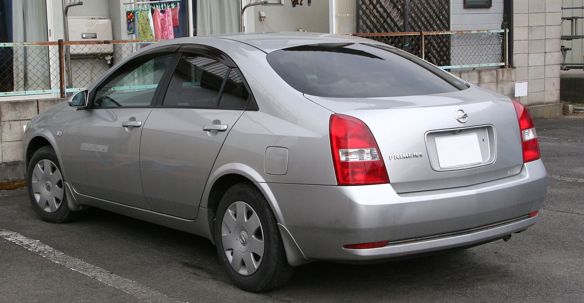 Nissan Primera P12, rear view