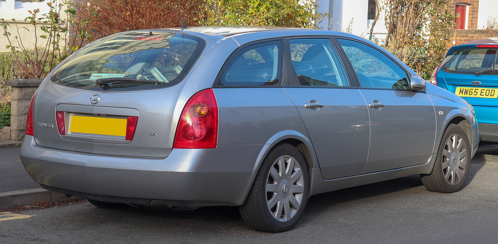 Nissan Primera P12 estate, rear three-quarter view