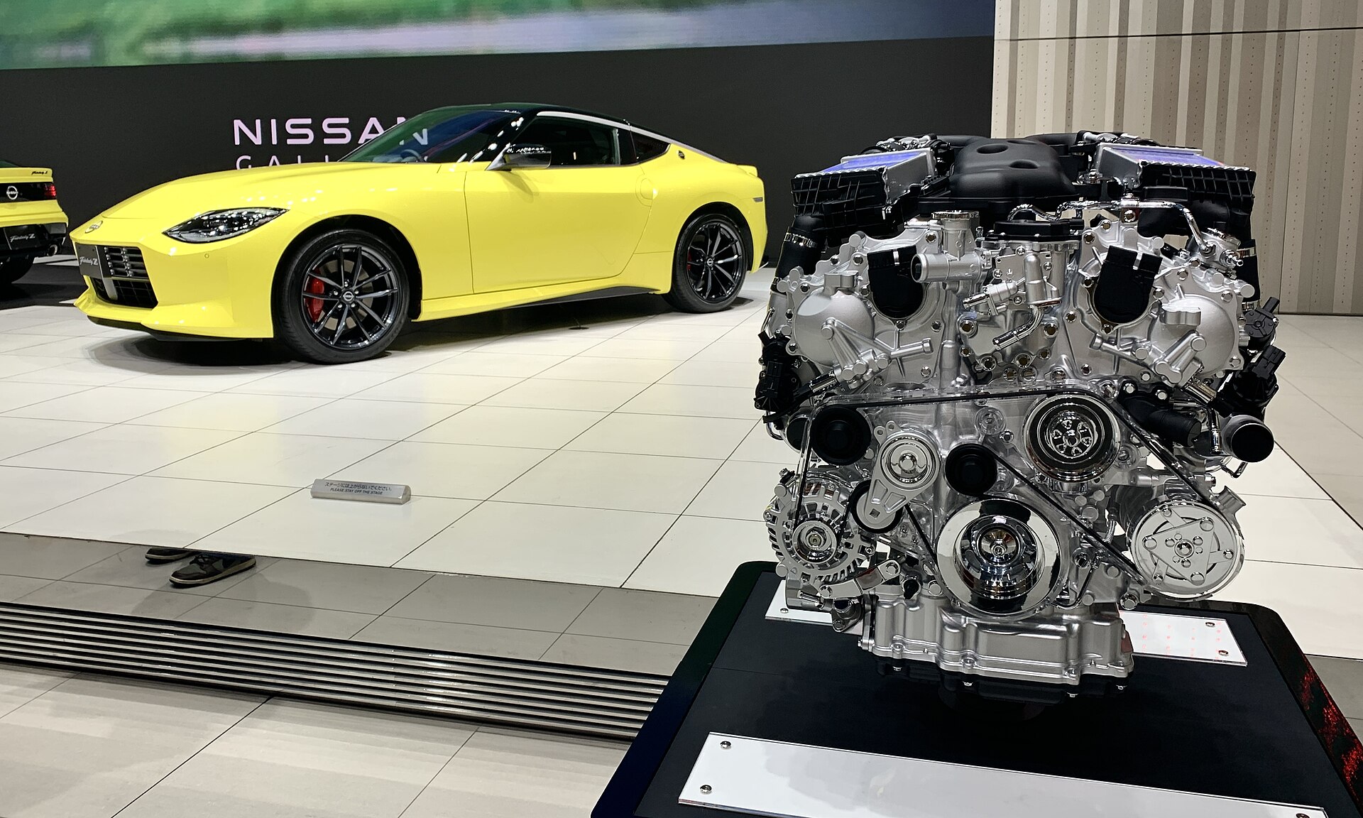 Nissan Fairlady Z next to its 3.0-litre twin-turbo V6 engine