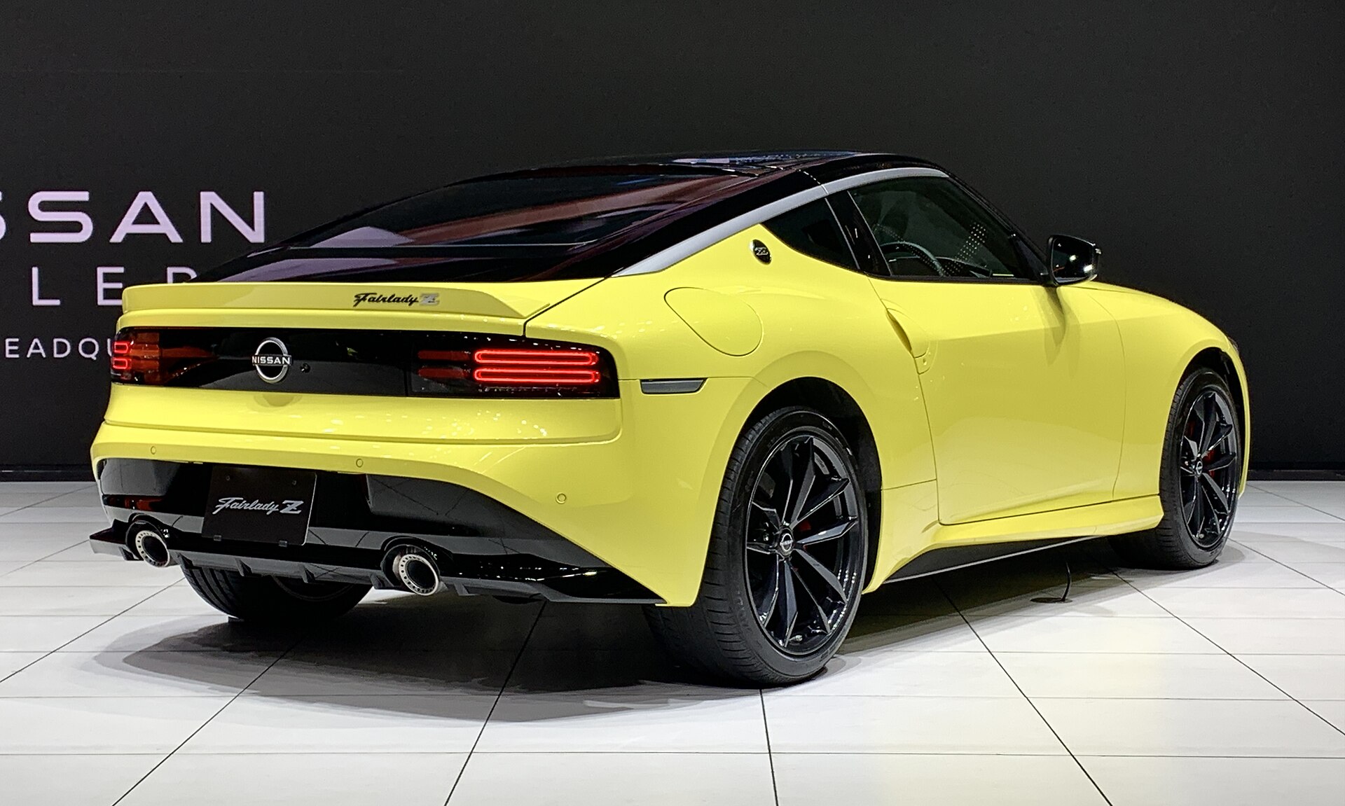 Nissan Fairlady Z Version ST, right rear view