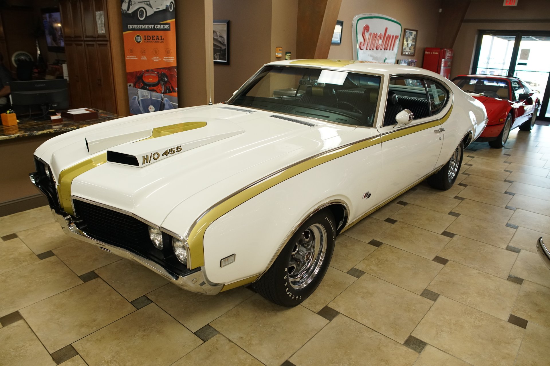 Oldsmobile Hurst/Olds 442 of 1969 in white and gold
