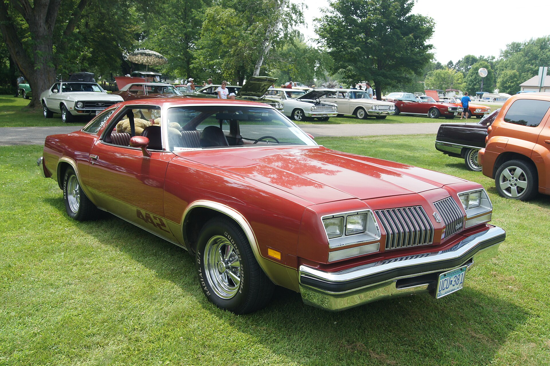 1976 Oldsmobile 442 coupe with graphics