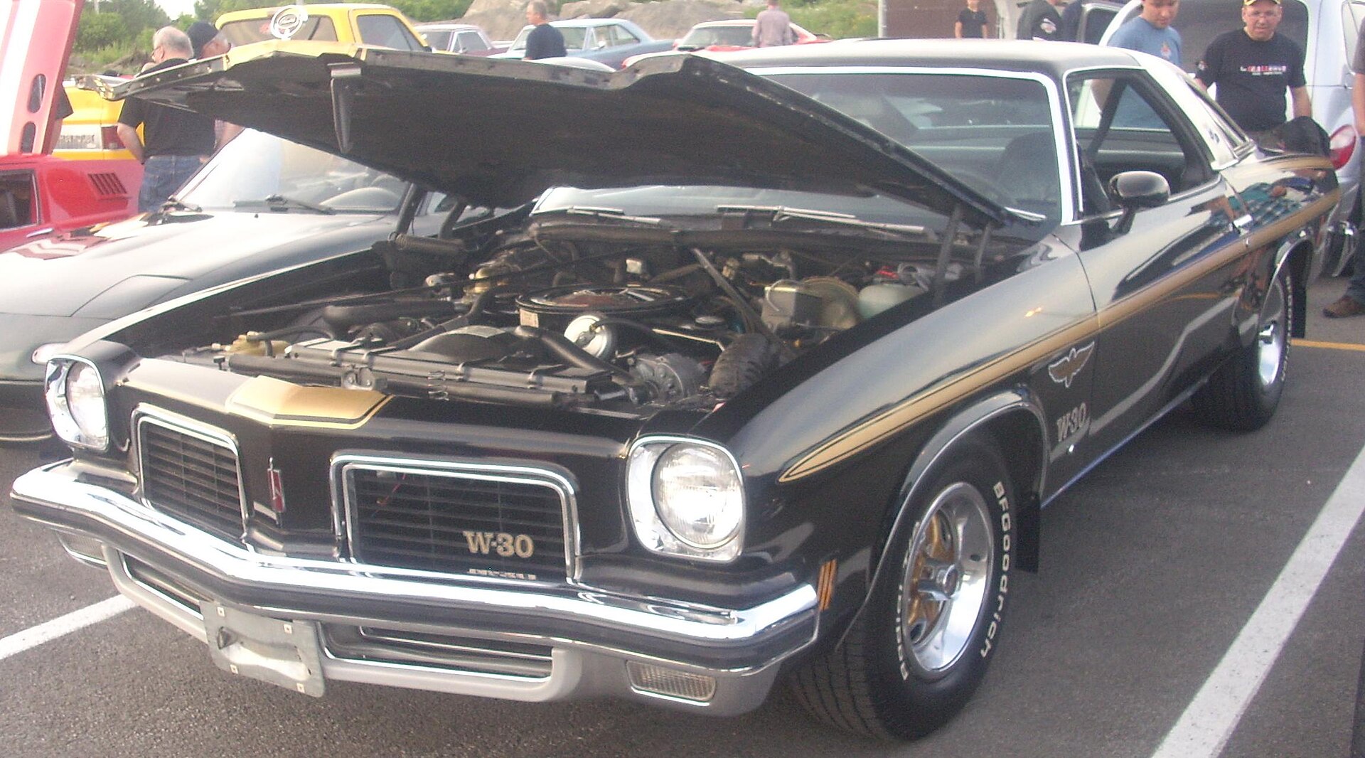 Oldsmobile 442 W-30 coupe with hood stripes