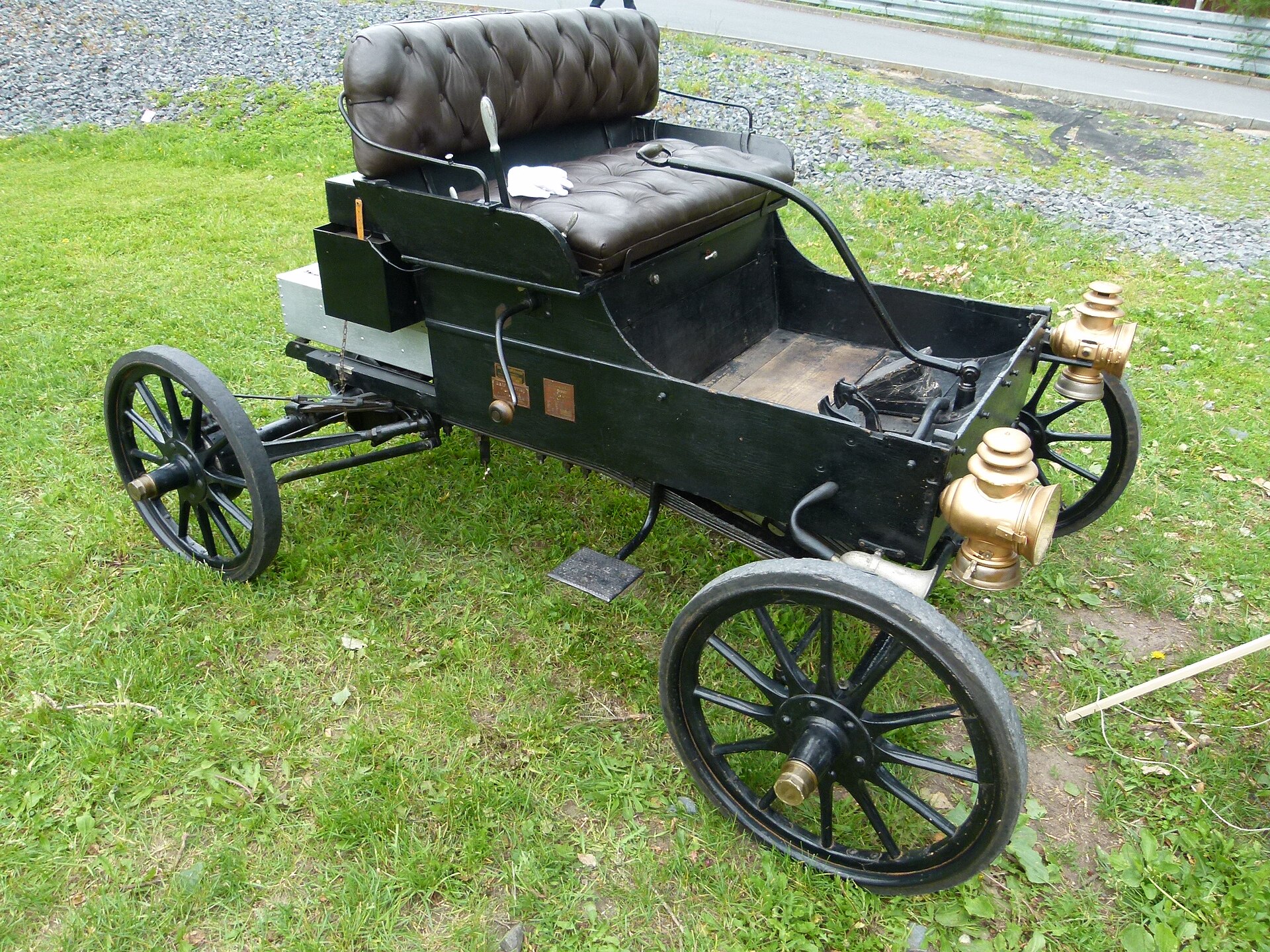 Rear view of a 1903 Oldsmobile Curved Dash