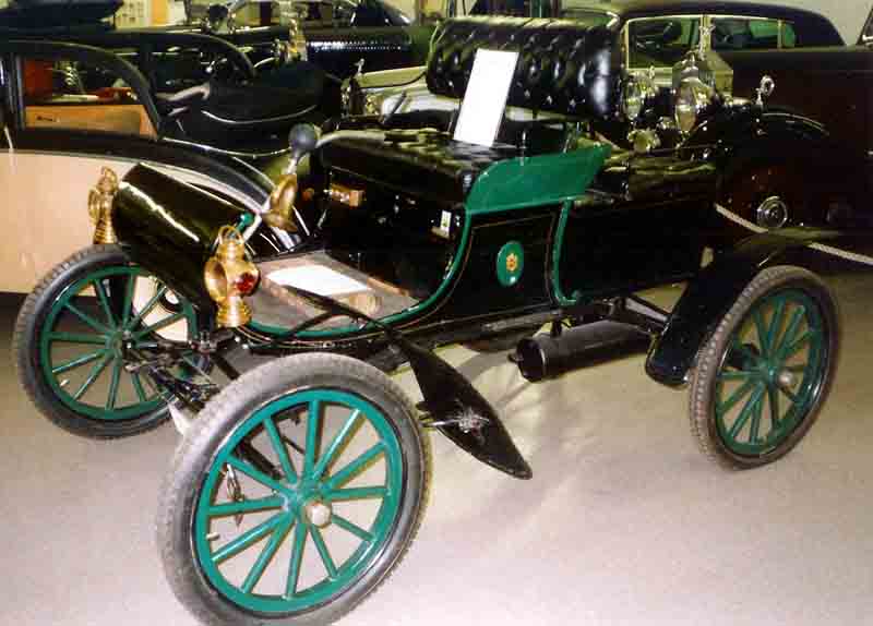 Oldsmobile Curved Dash of 1903 with its curved front panel