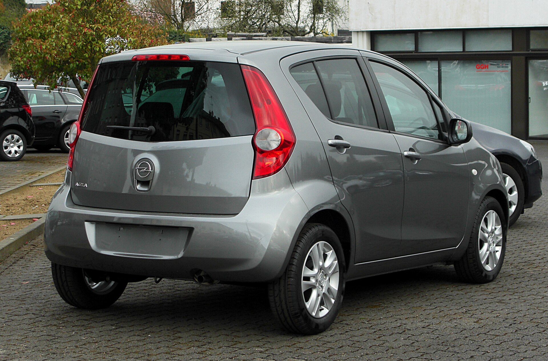 Opel Agila B, rear three-quarter view