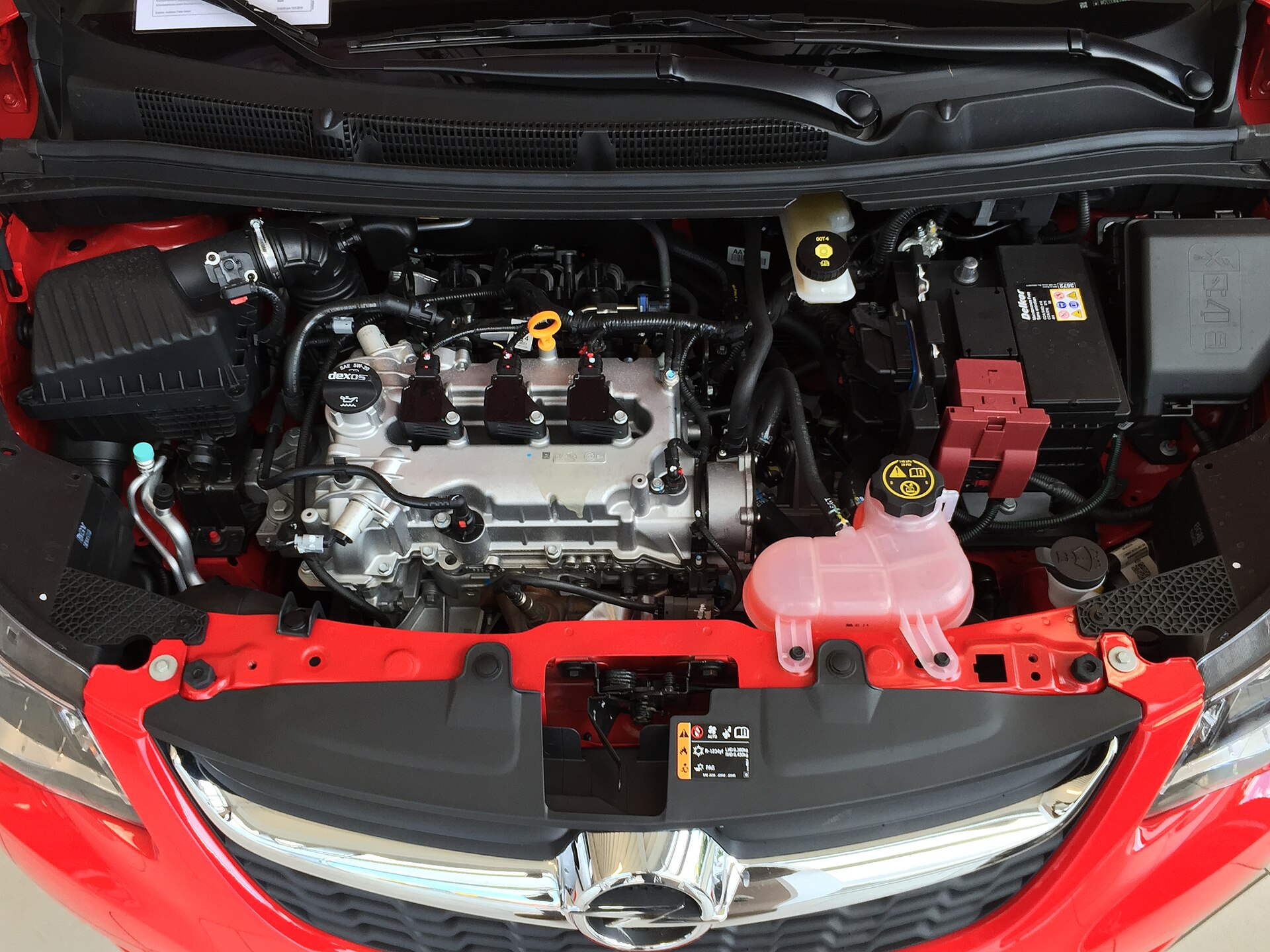 Engine bay of an Opel Karl with the 1.0 three-cylinder