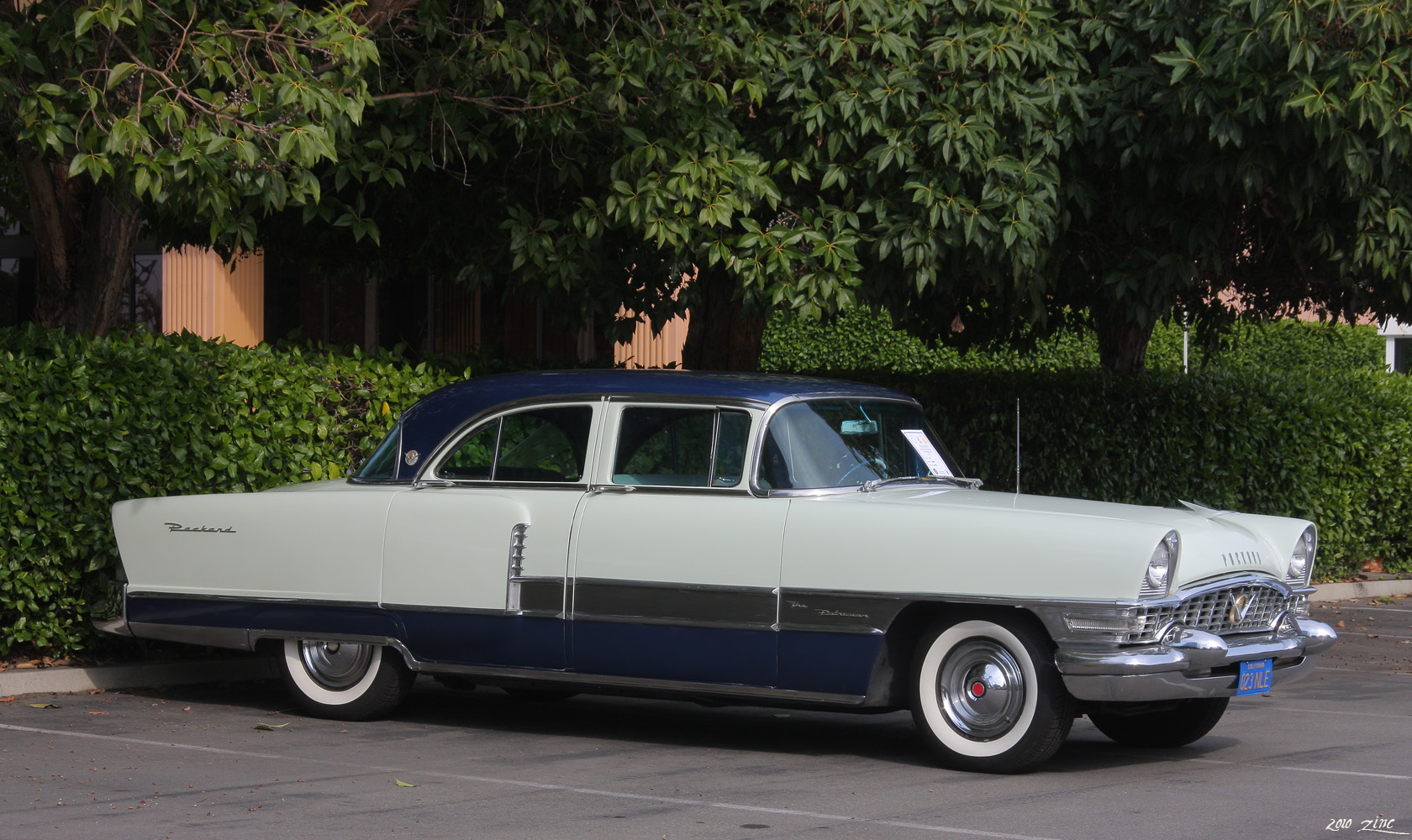 Two-tone 1955 Packard Patrician saloon, front three-quarter view