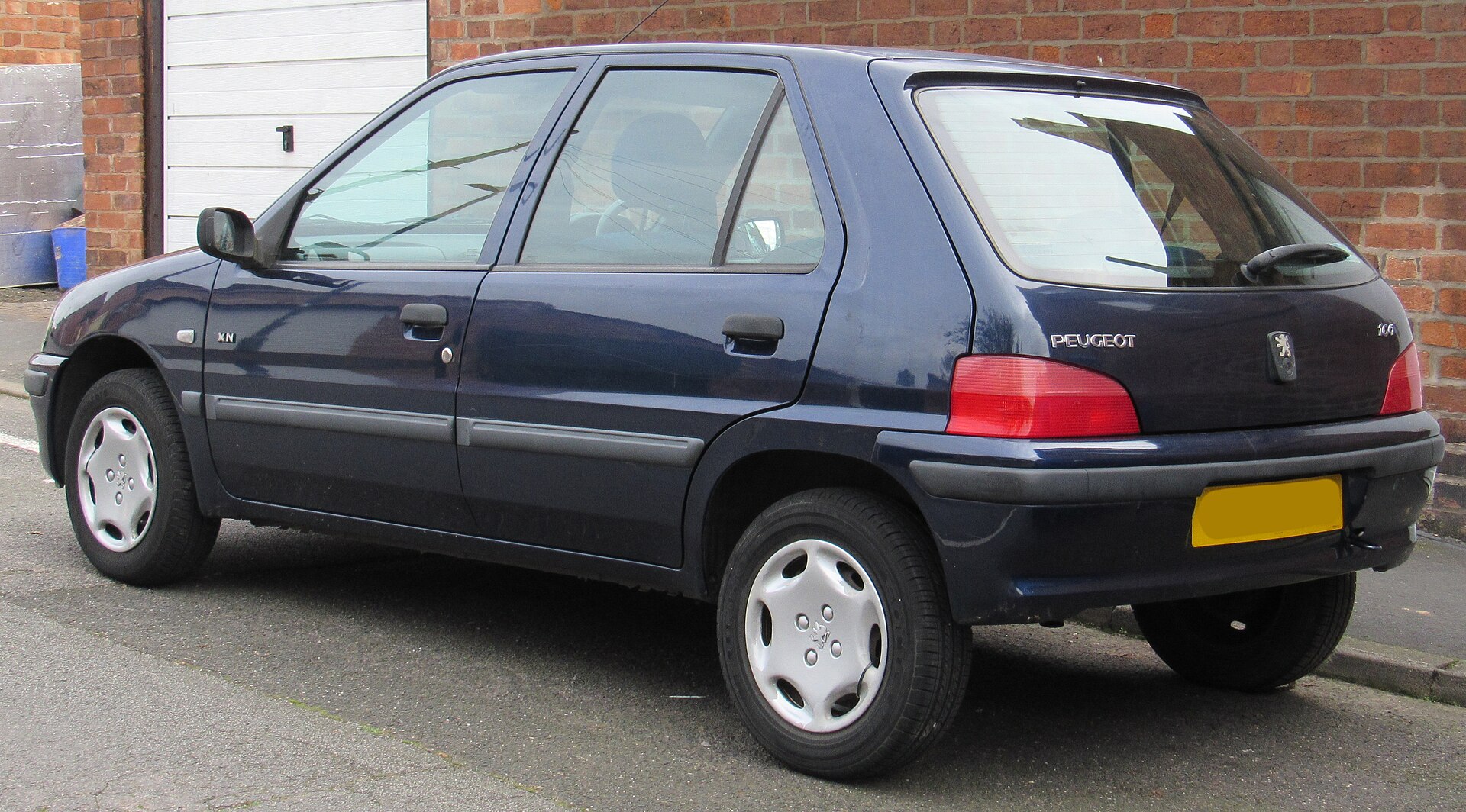 Peugeot 106 Phase II, rear three-quarter view