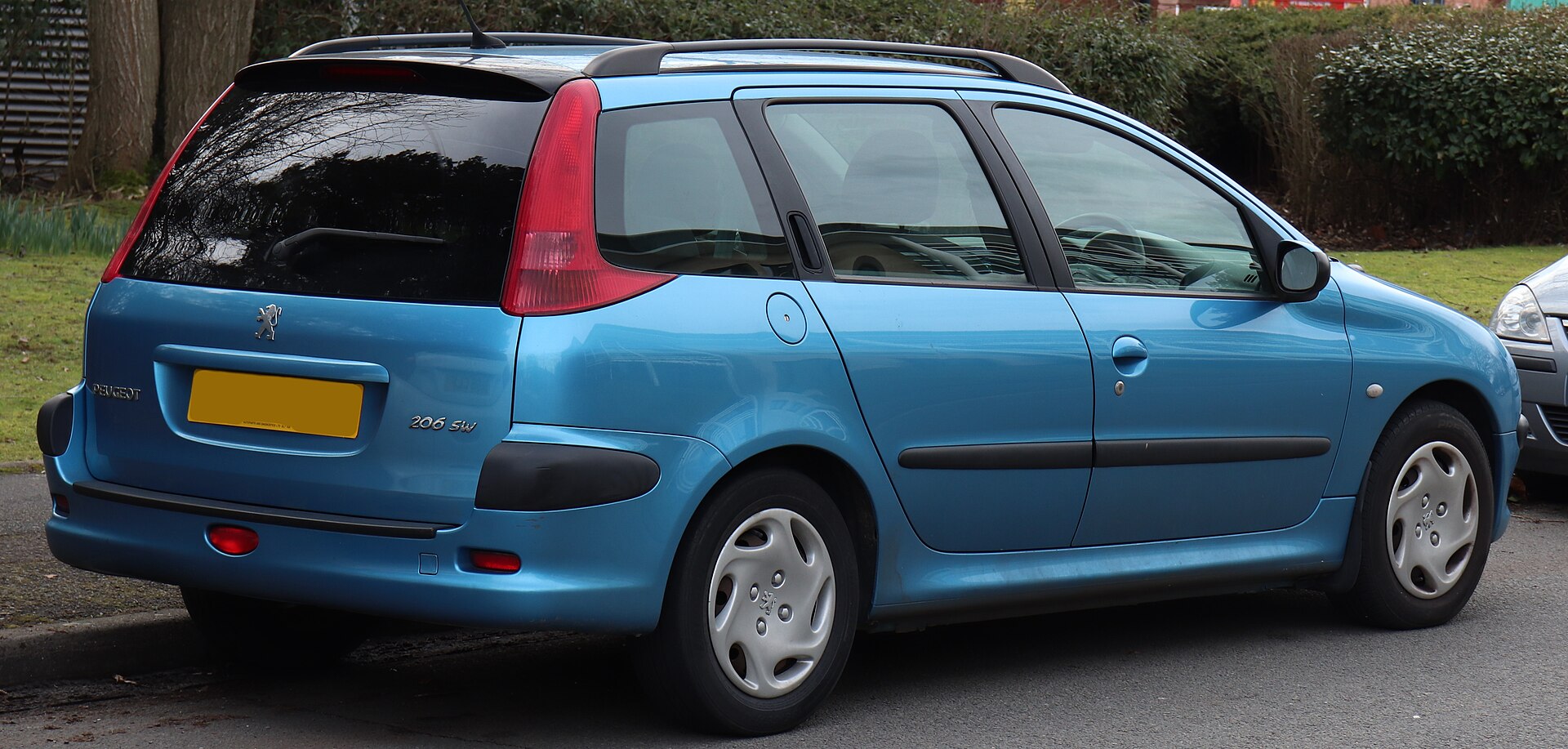 Peugeot 206 SW estate, rear three-quarter view
