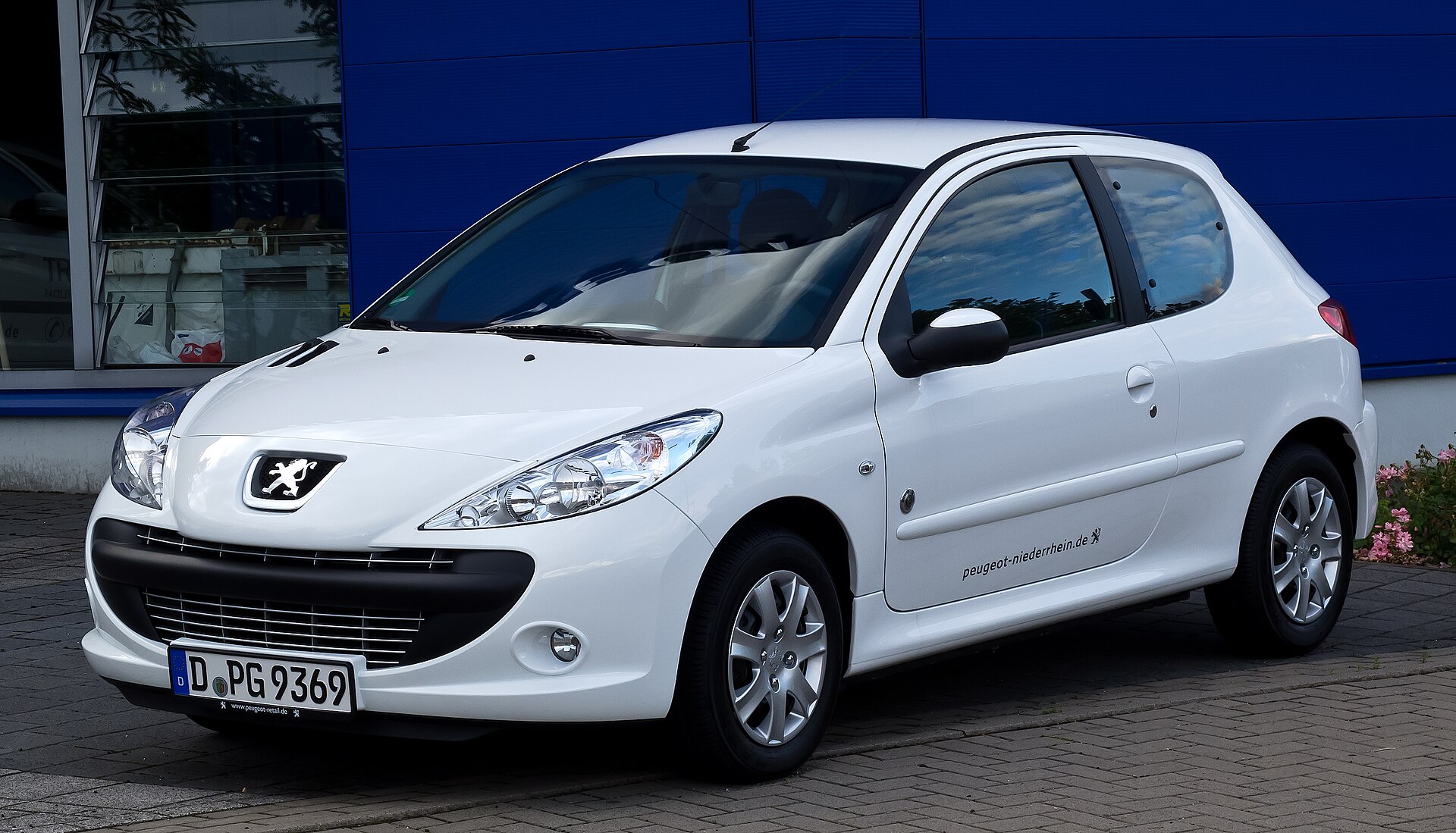 Peugeot 206+ hatchback, front view