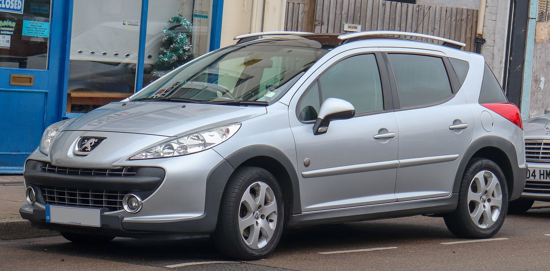 Peugeot 207 SW Outdoor estate, front three-quarter view